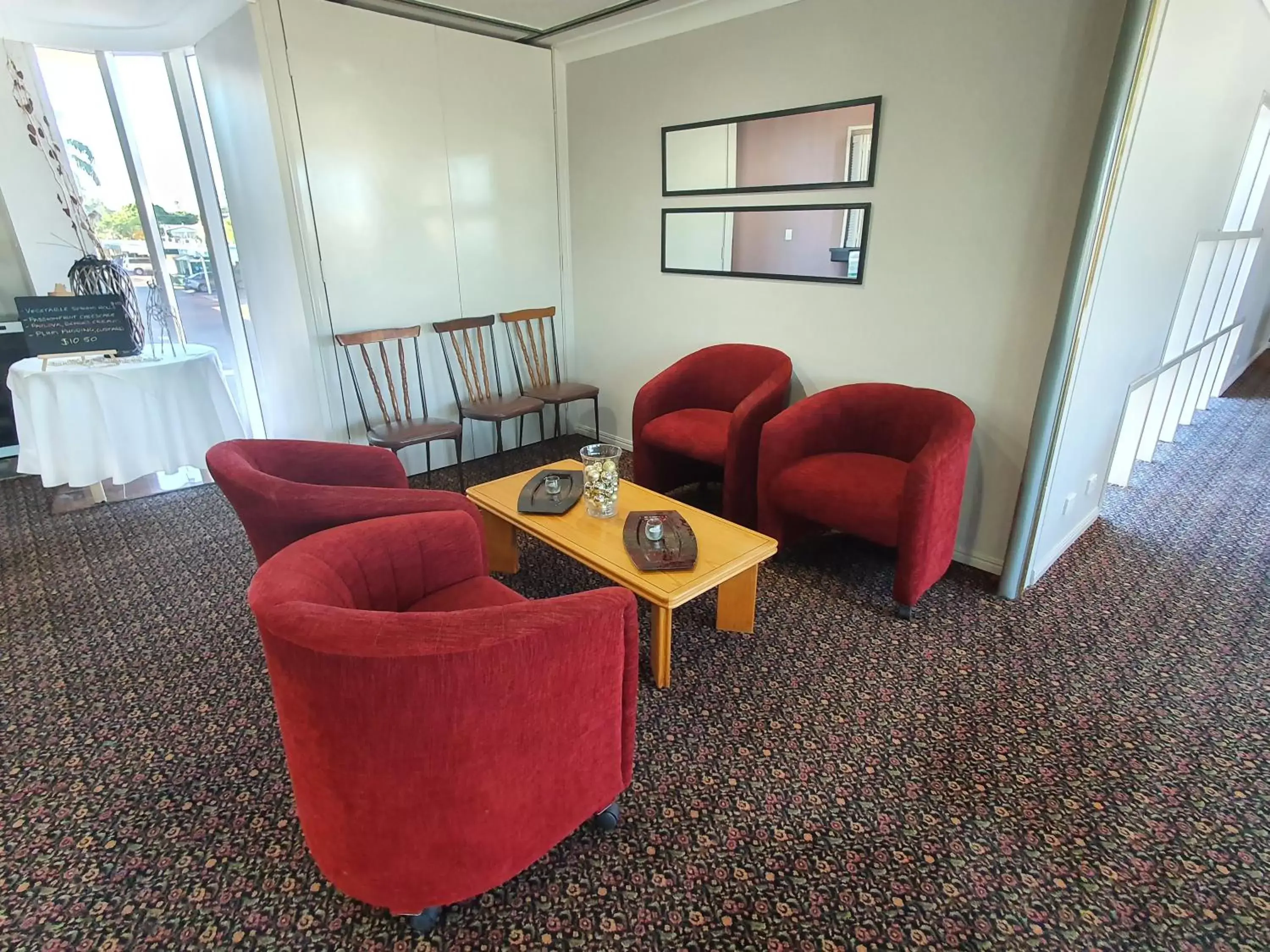 Lounge or bar, Seating Area in McNevins Maryborough Motel