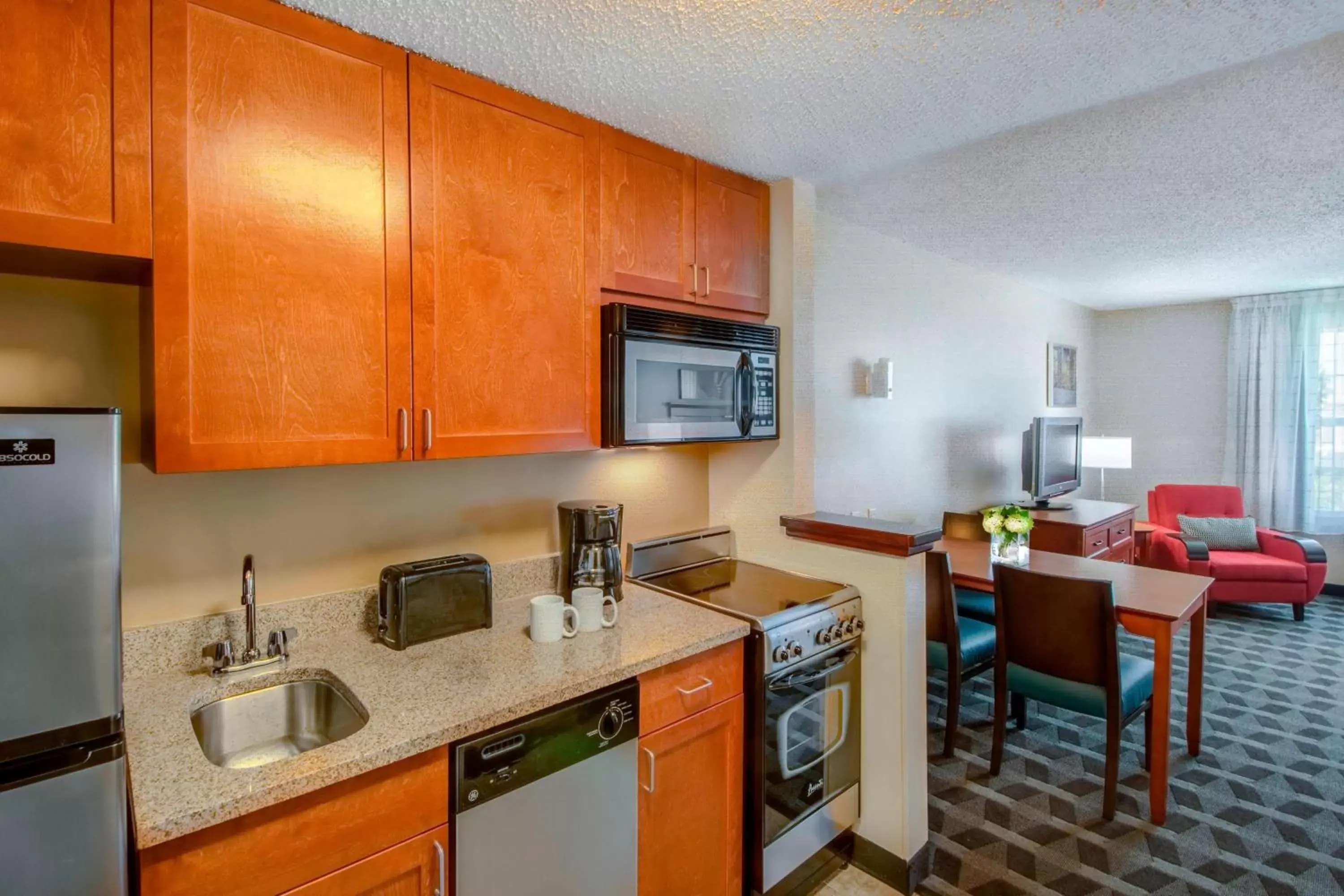 Bedroom, Kitchen/Kitchenette in TownePlace Suites by Marriott Baltimore BWI Airport