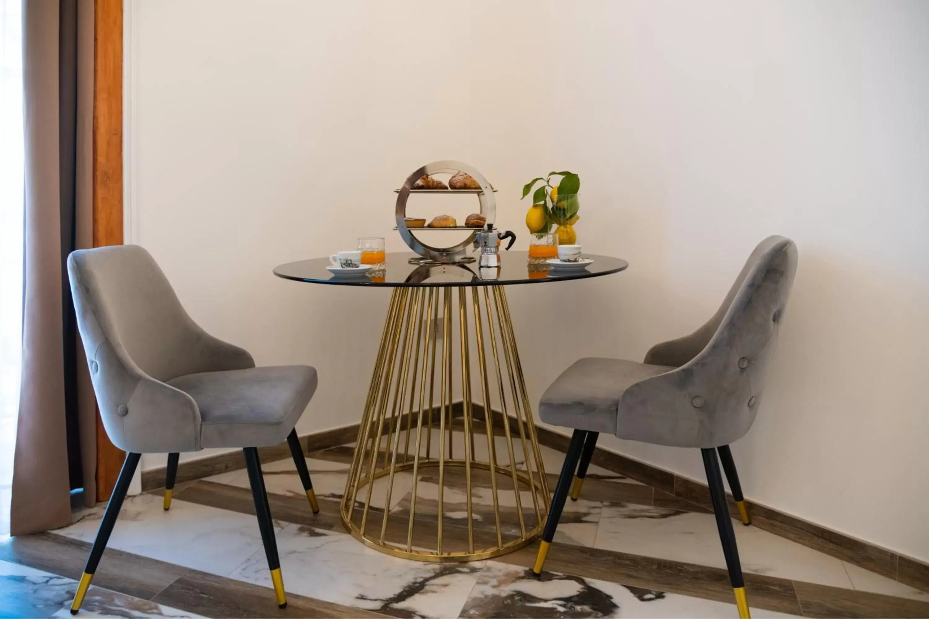 Food, Seating Area in Sant'Antonino Luxury Suite