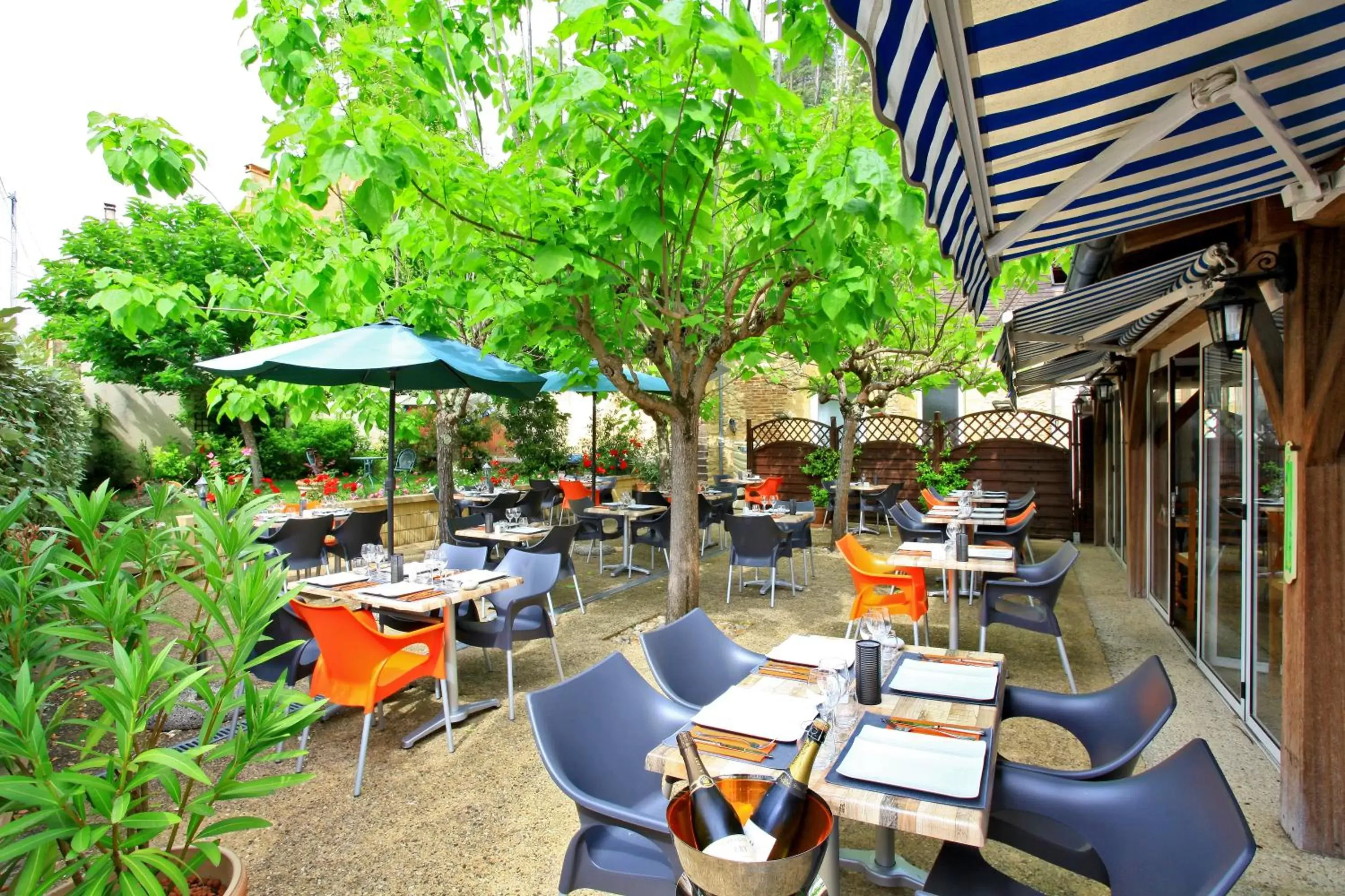 Patio, Restaurant/Places to Eat in Le Cygne