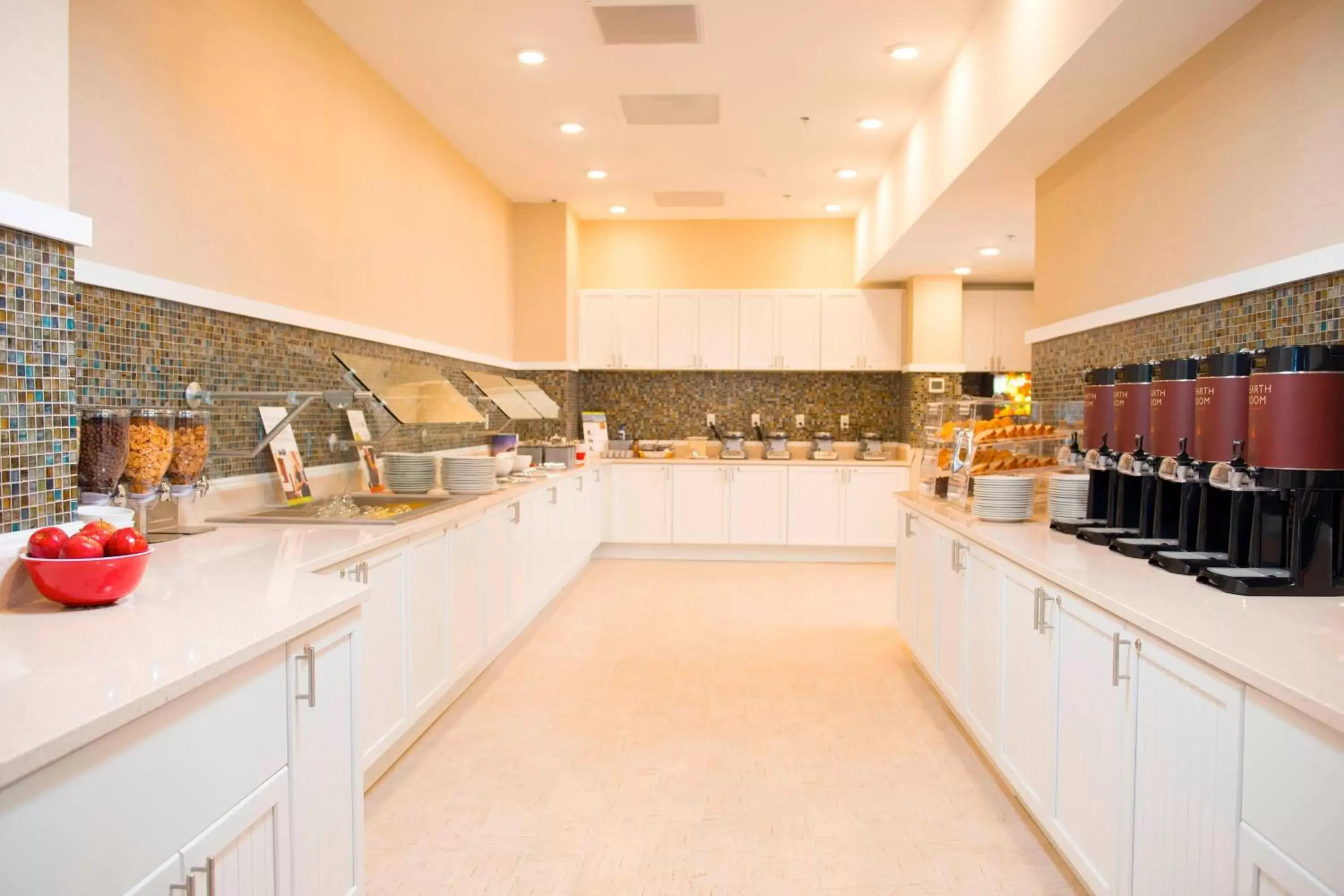 Breakfast, Kitchen/Kitchenette in Bethany Beach Ocean Suites Residence Inn by Marriott