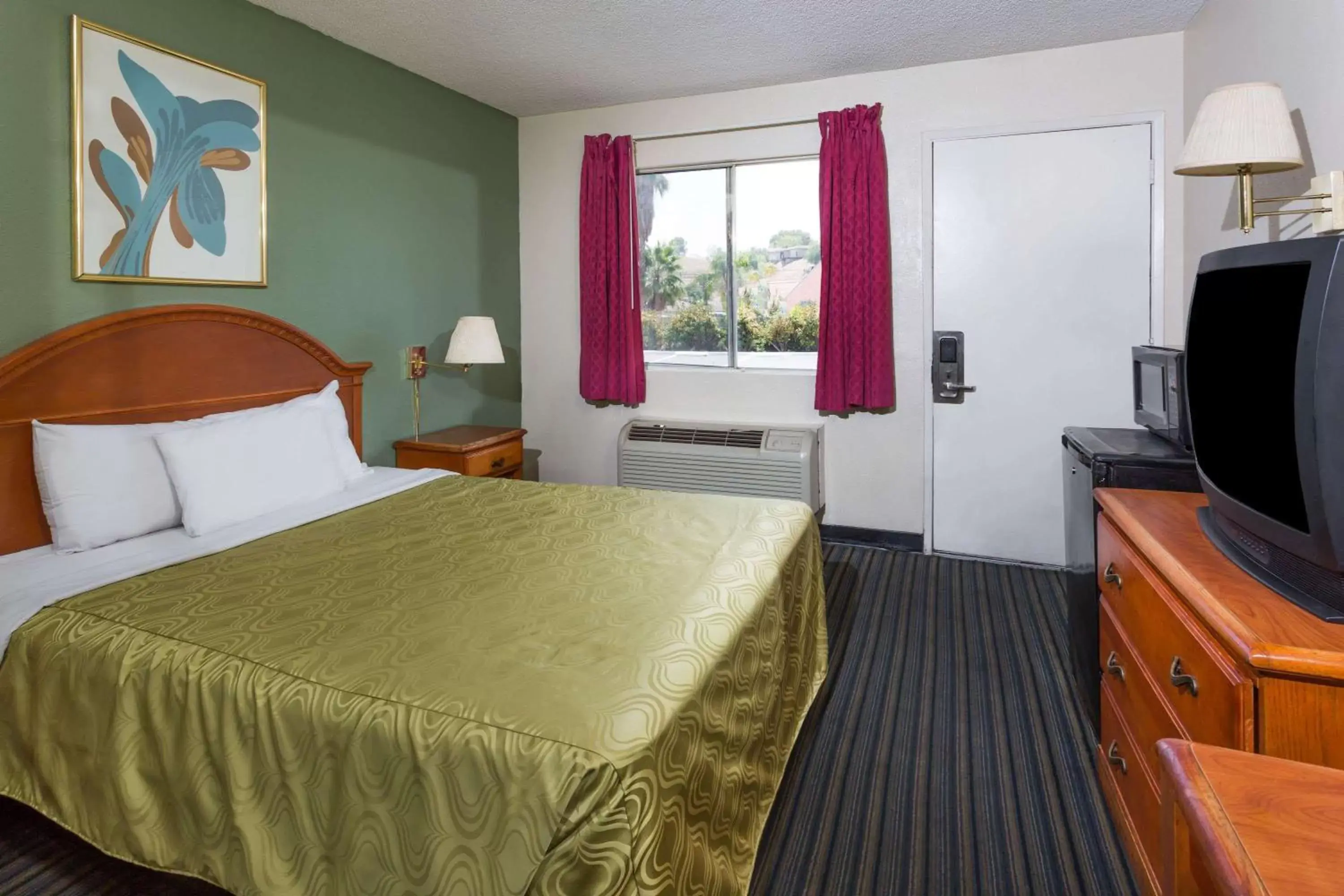 Photo of the whole room, Bed in Days Inn by Wyndham in San Bernardino