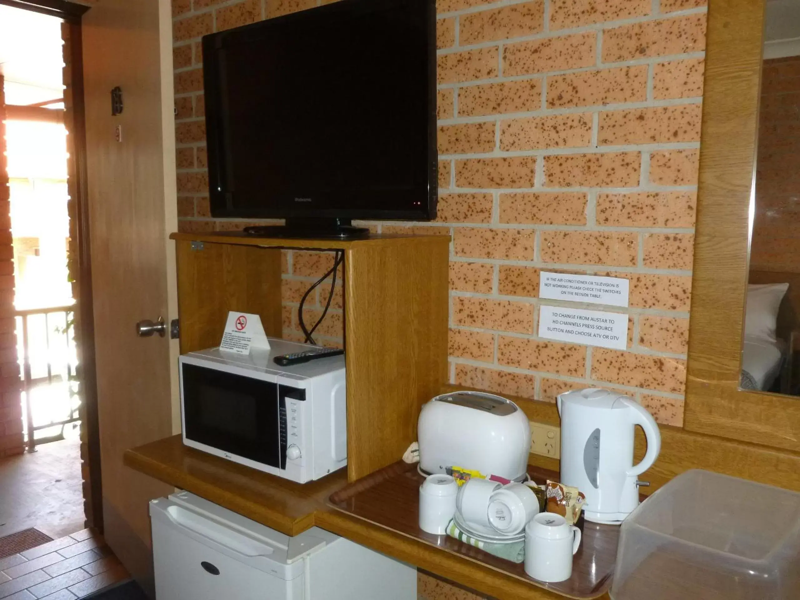 Coffee/tea facilities, TV/Entertainment Center in Royal Palms Motor Inn