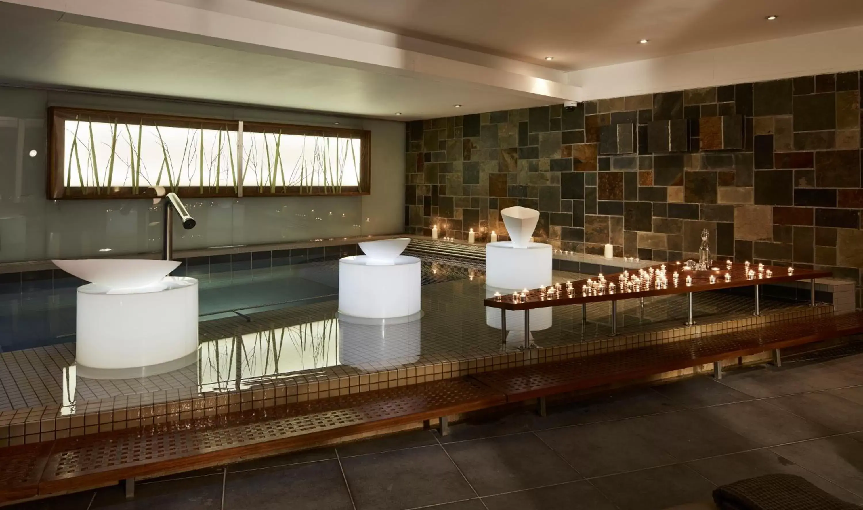 Restaurant/places to eat, Bathroom in Killarney Plaza Hotel & Spa