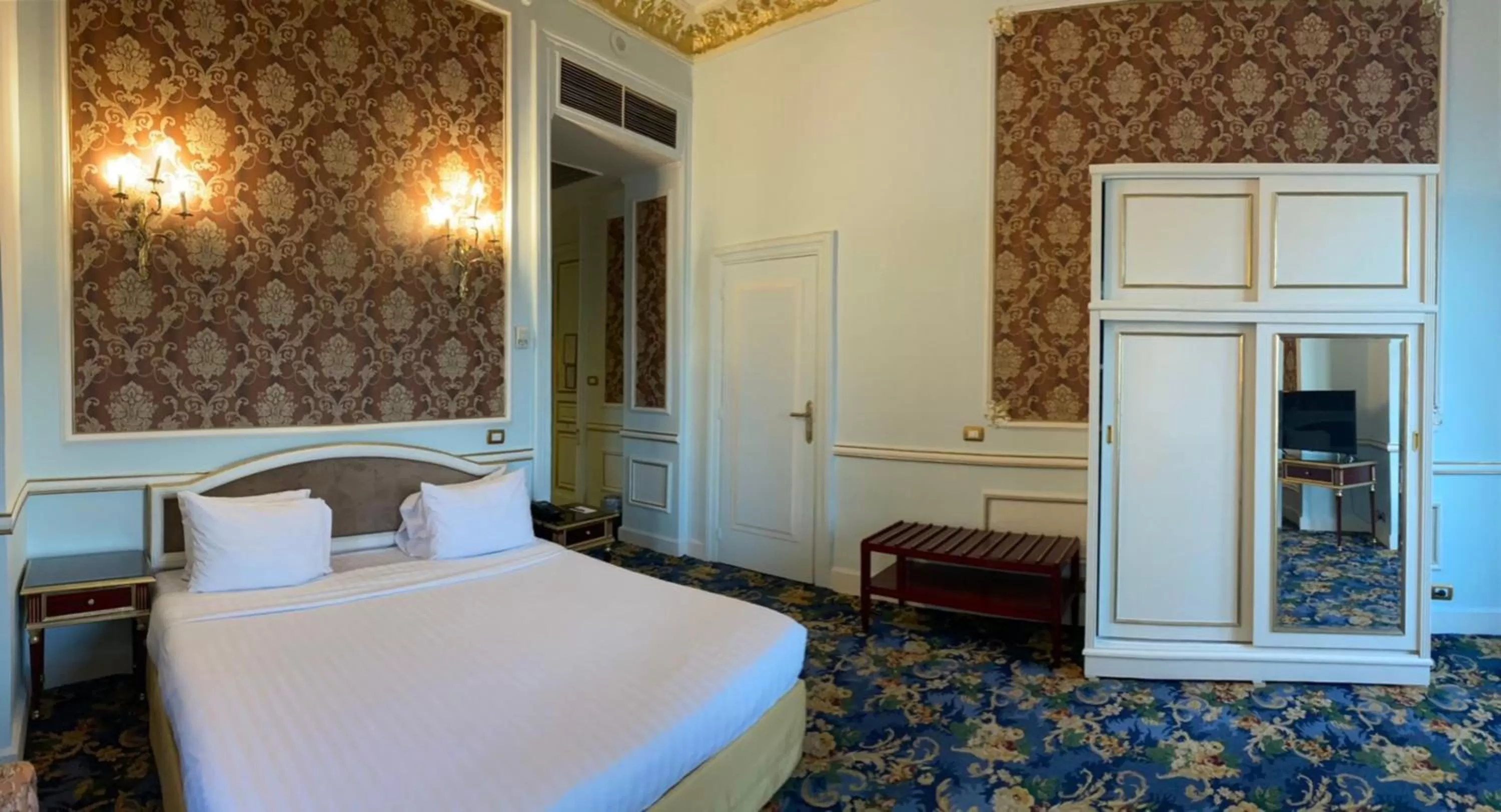 Photo of the whole room, Bed in Windsor Palace Luxury Heritage Hotel Since 1906 by Paradise Inn Group