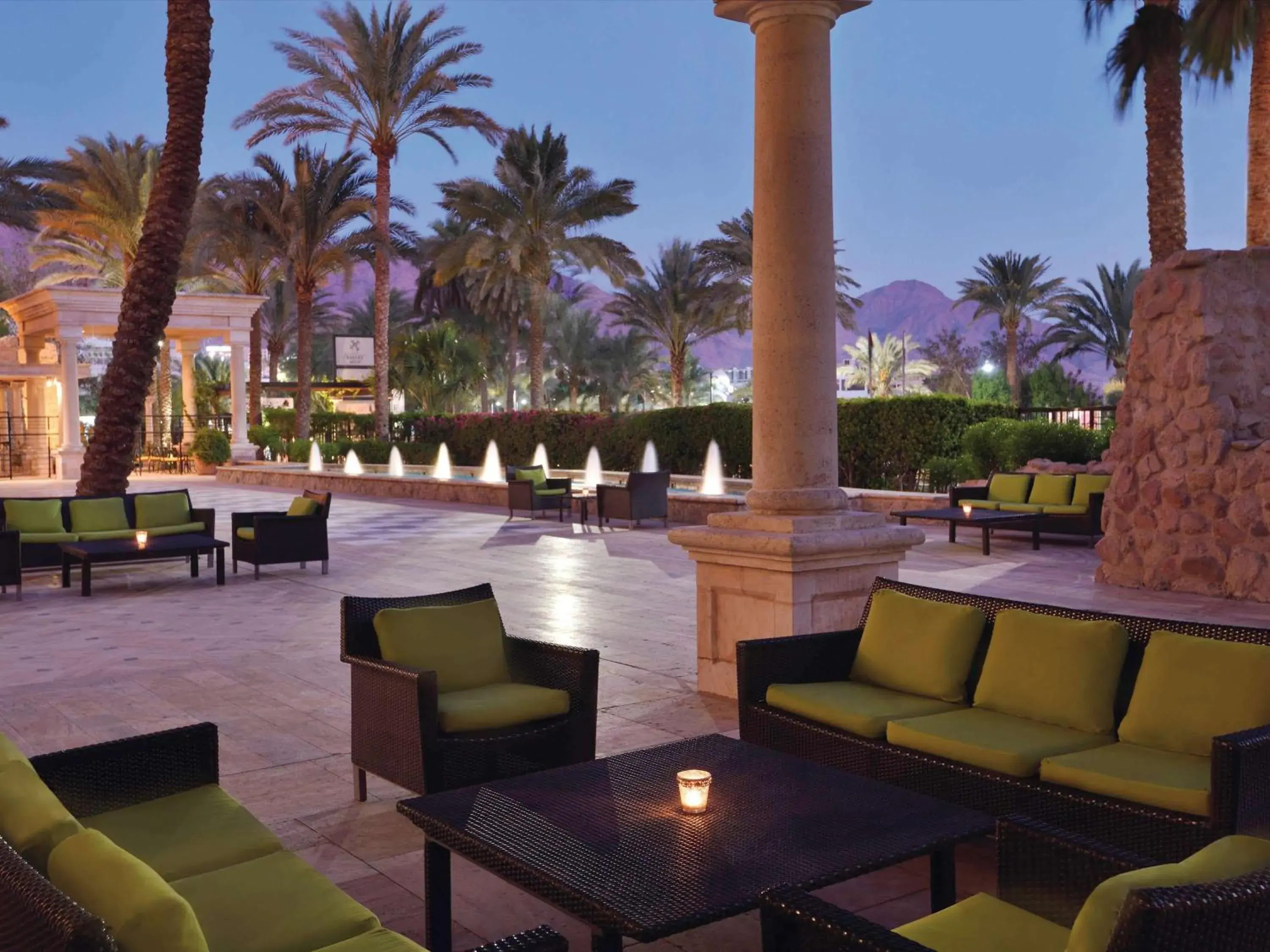 Lounge or bar in Movenpick Resort & Residences Aqaba