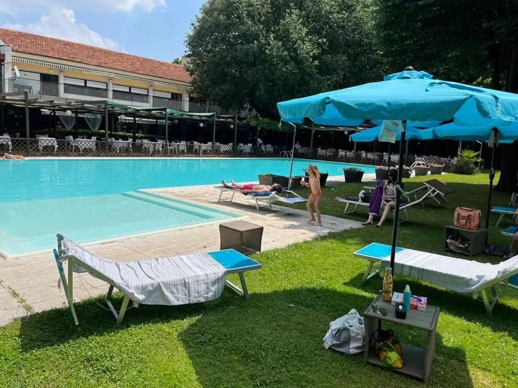 Swimming pool in Hotel Sporting Brugherio