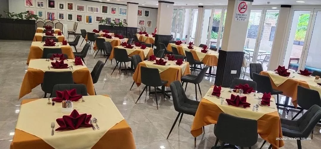 Restaurant/places to eat in CHRISTEE SUITES HOTEL