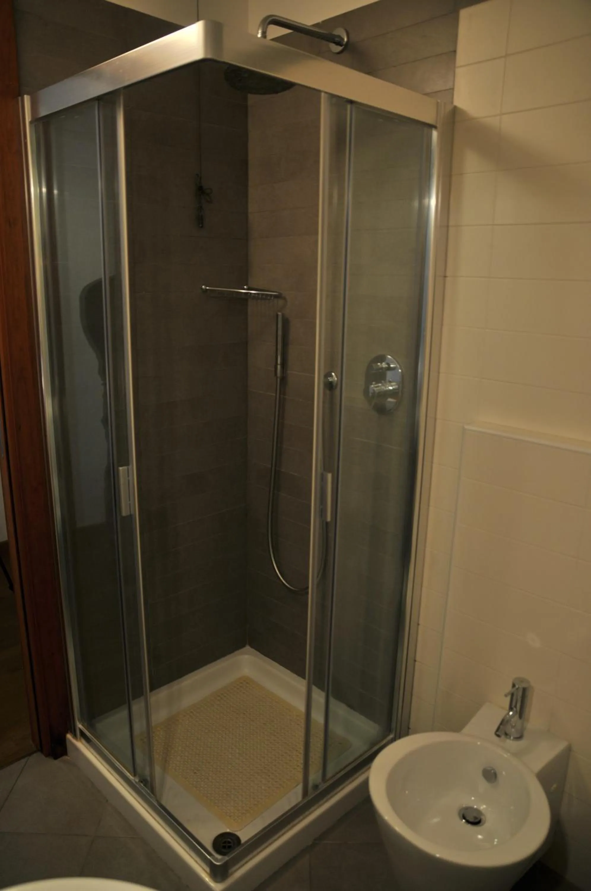 Shower in Hotel 5 Colonne