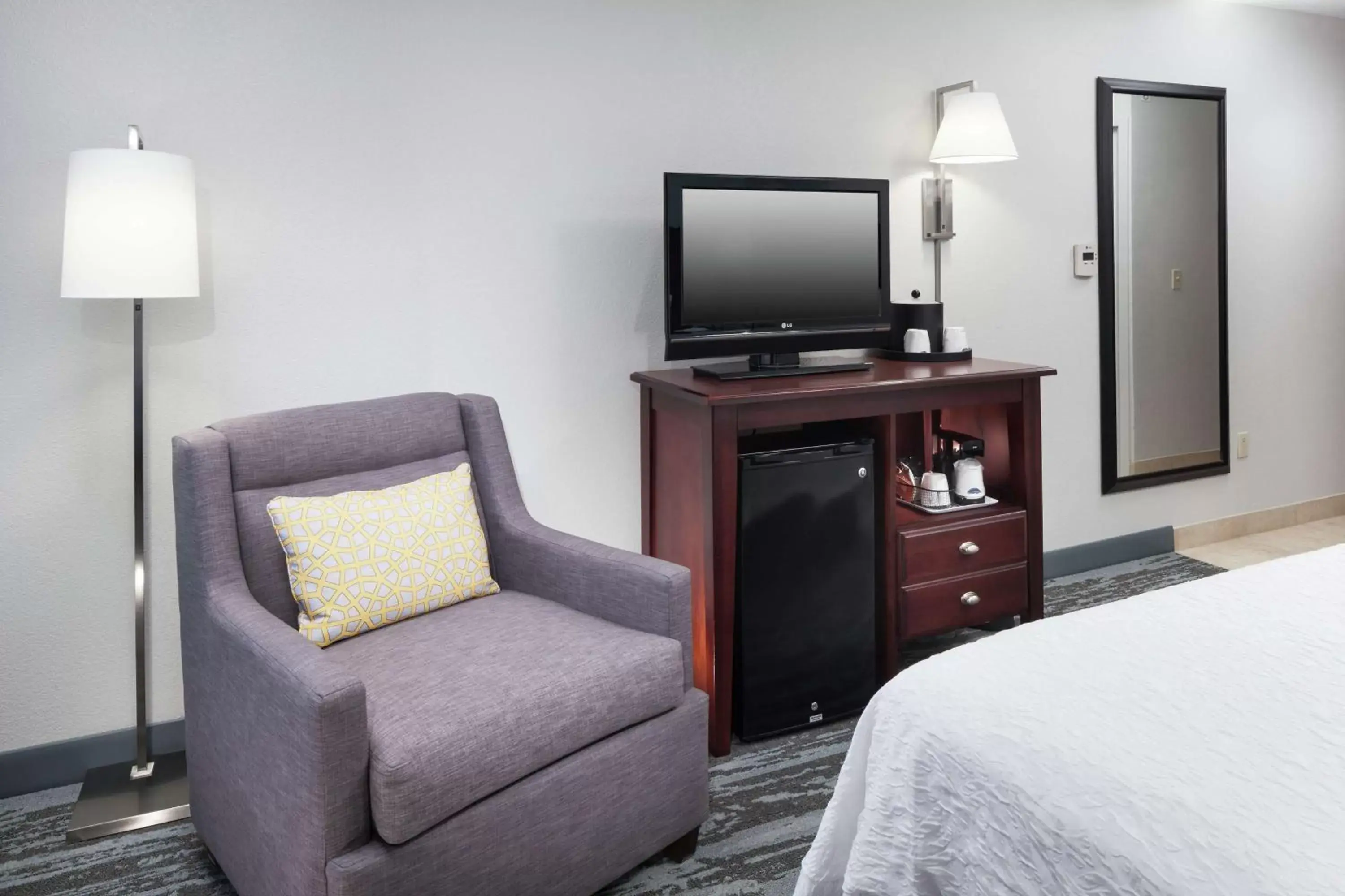 Bedroom, TV/Entertainment Center in Hampton Inn Kansas City Liberty