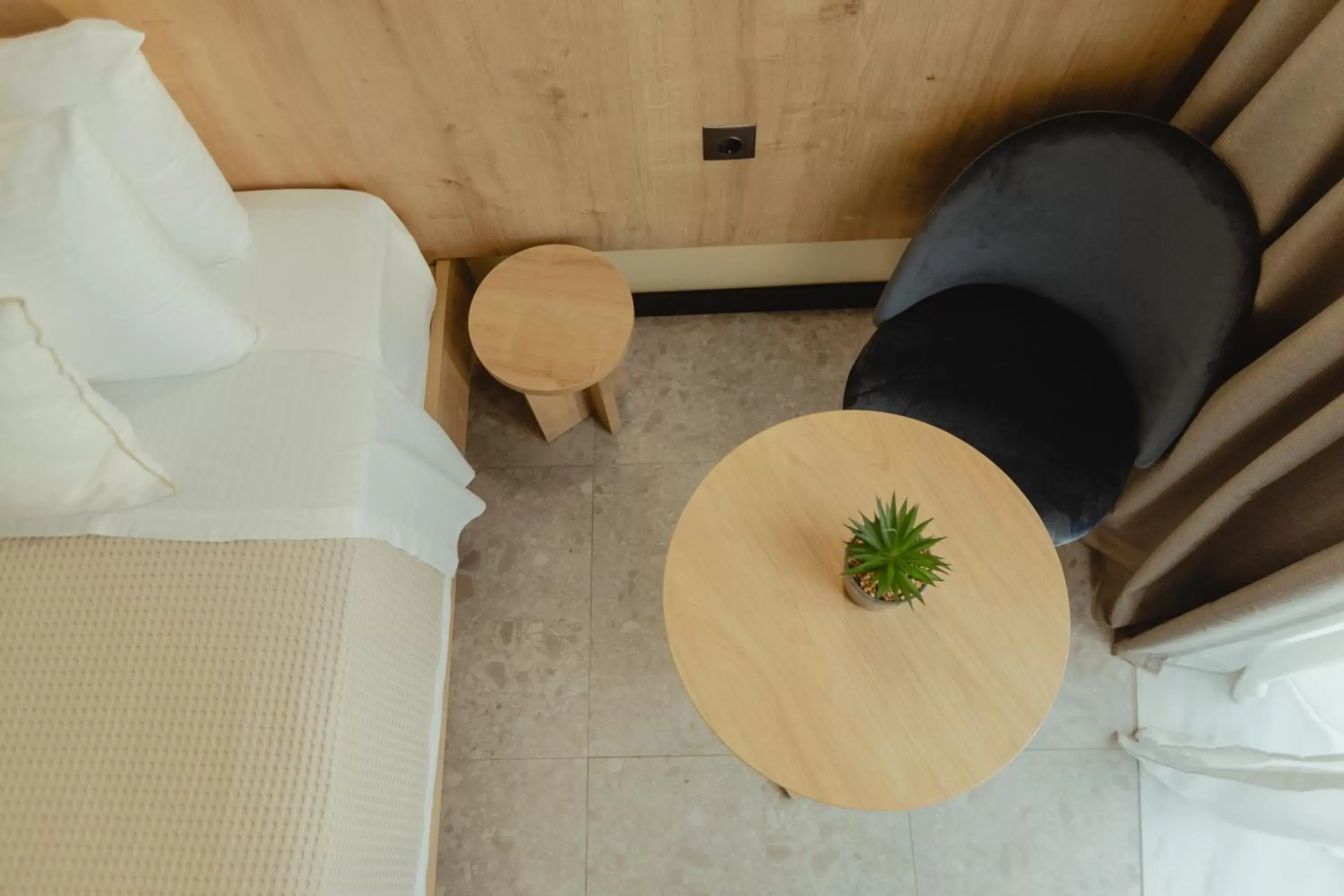 Bedroom, Seating Area in Metis Urbane Living Spaces