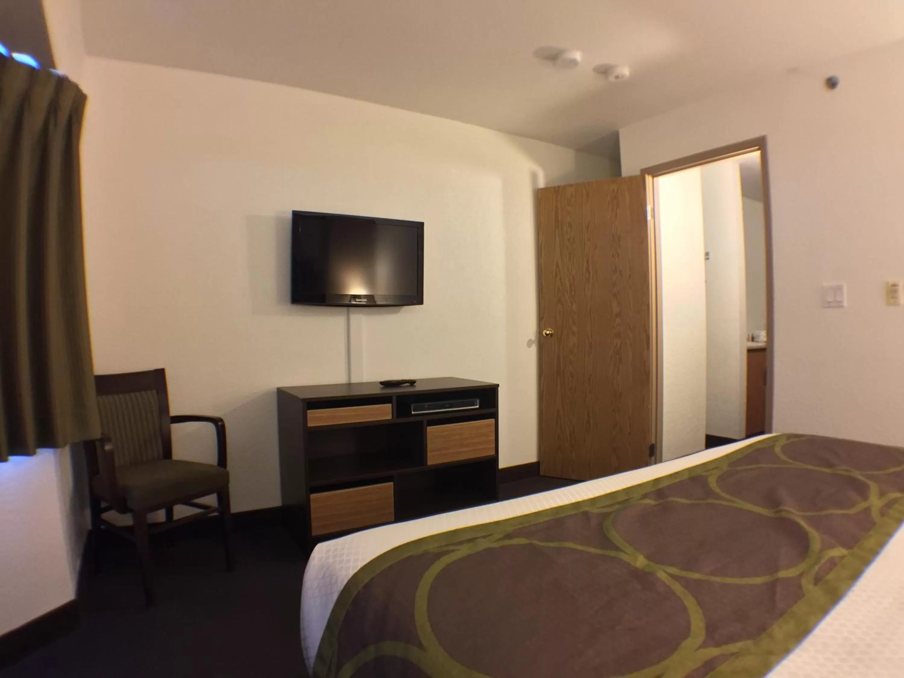 Photo of the whole room, Bed in Super 8 by Wyndham Kenora