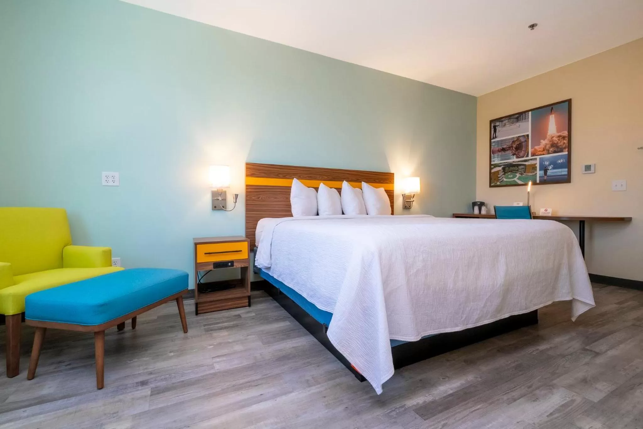 Photo of the whole room, Bed in SPOT X Hotel Orlando Intl Dr by The Red Collection