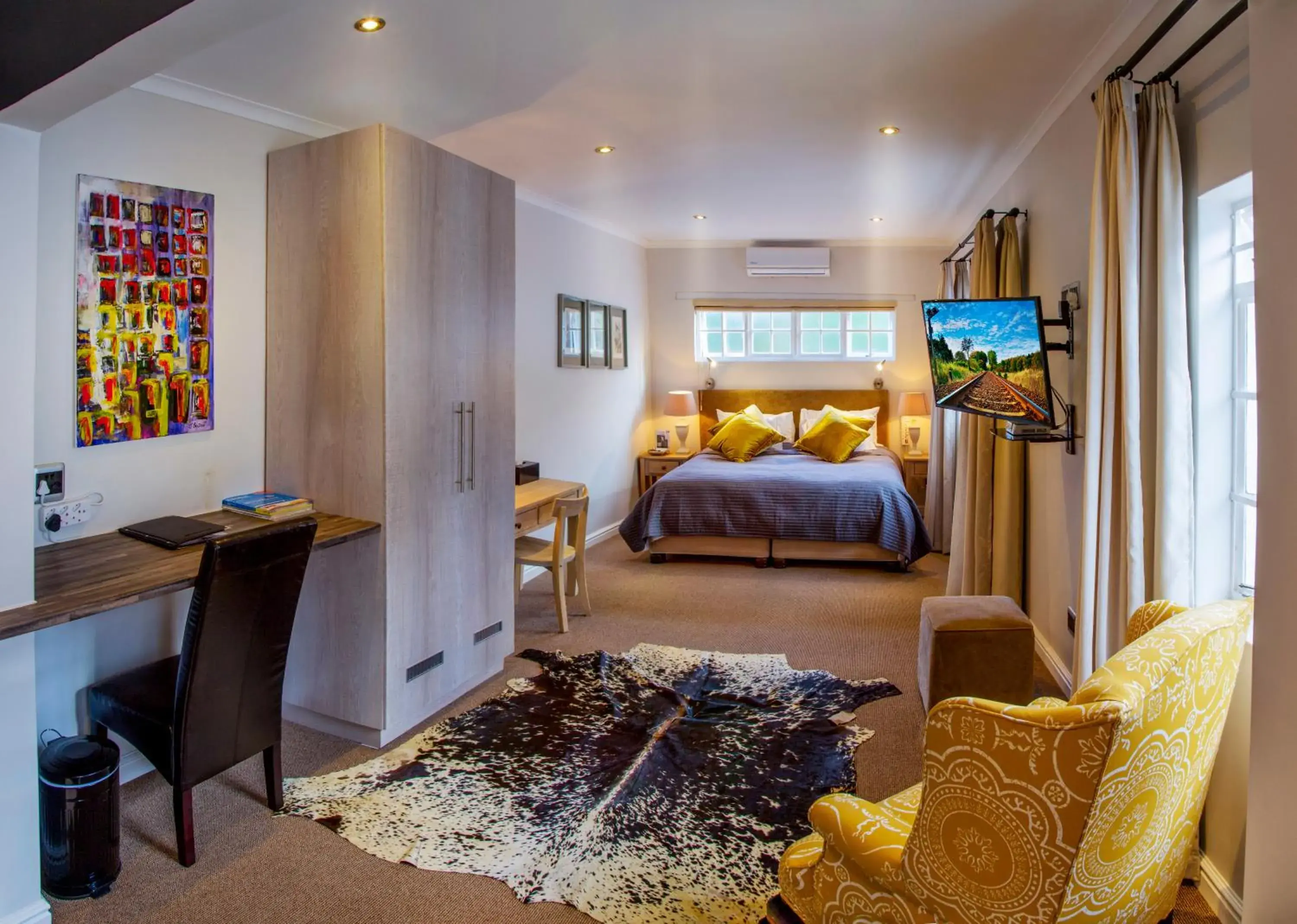 Bedroom, Seating Area in Forest Hall Guest House