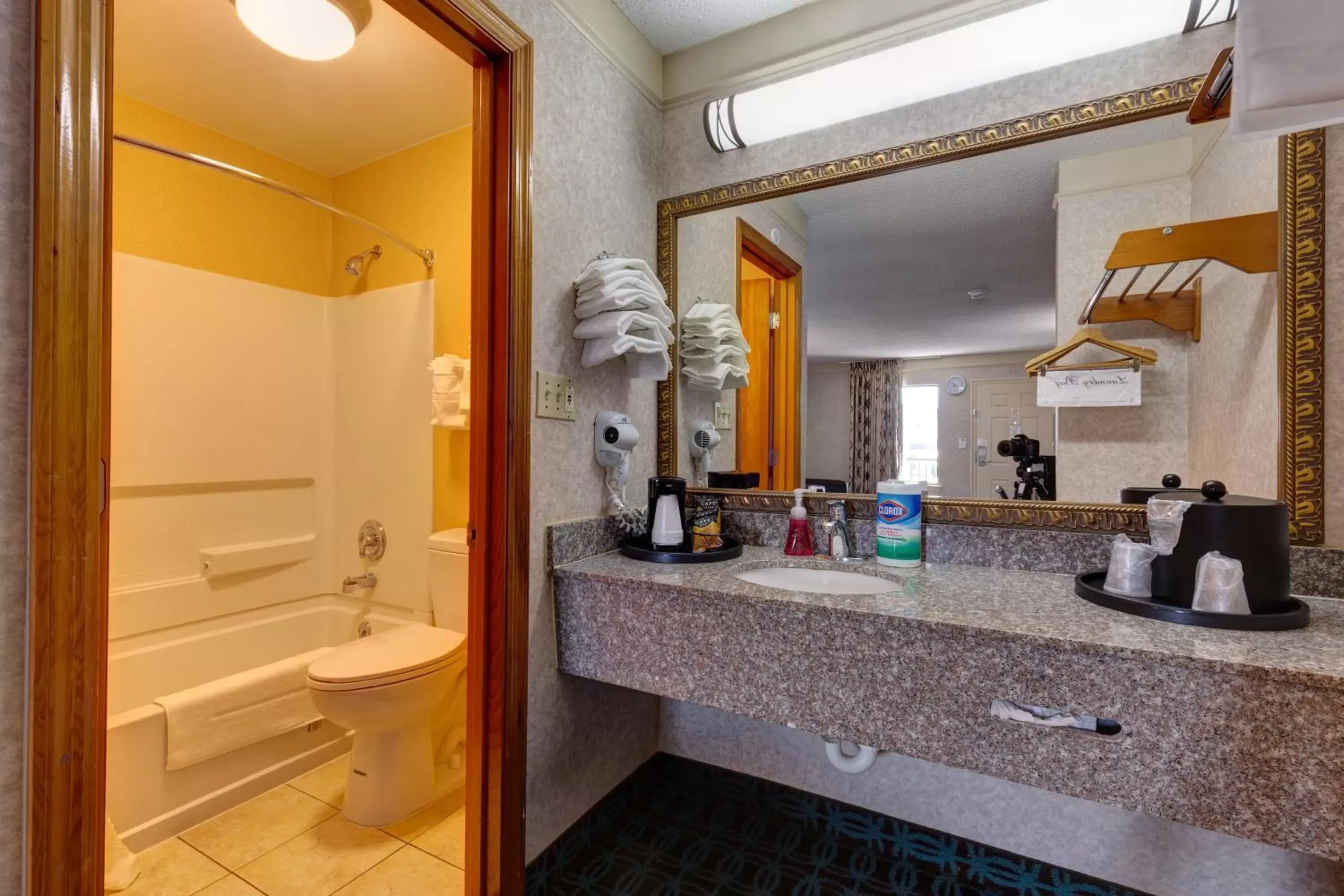 Bathroom, Kitchen/Kitchenette in Deluxe Inn - Fayetteville I-95
