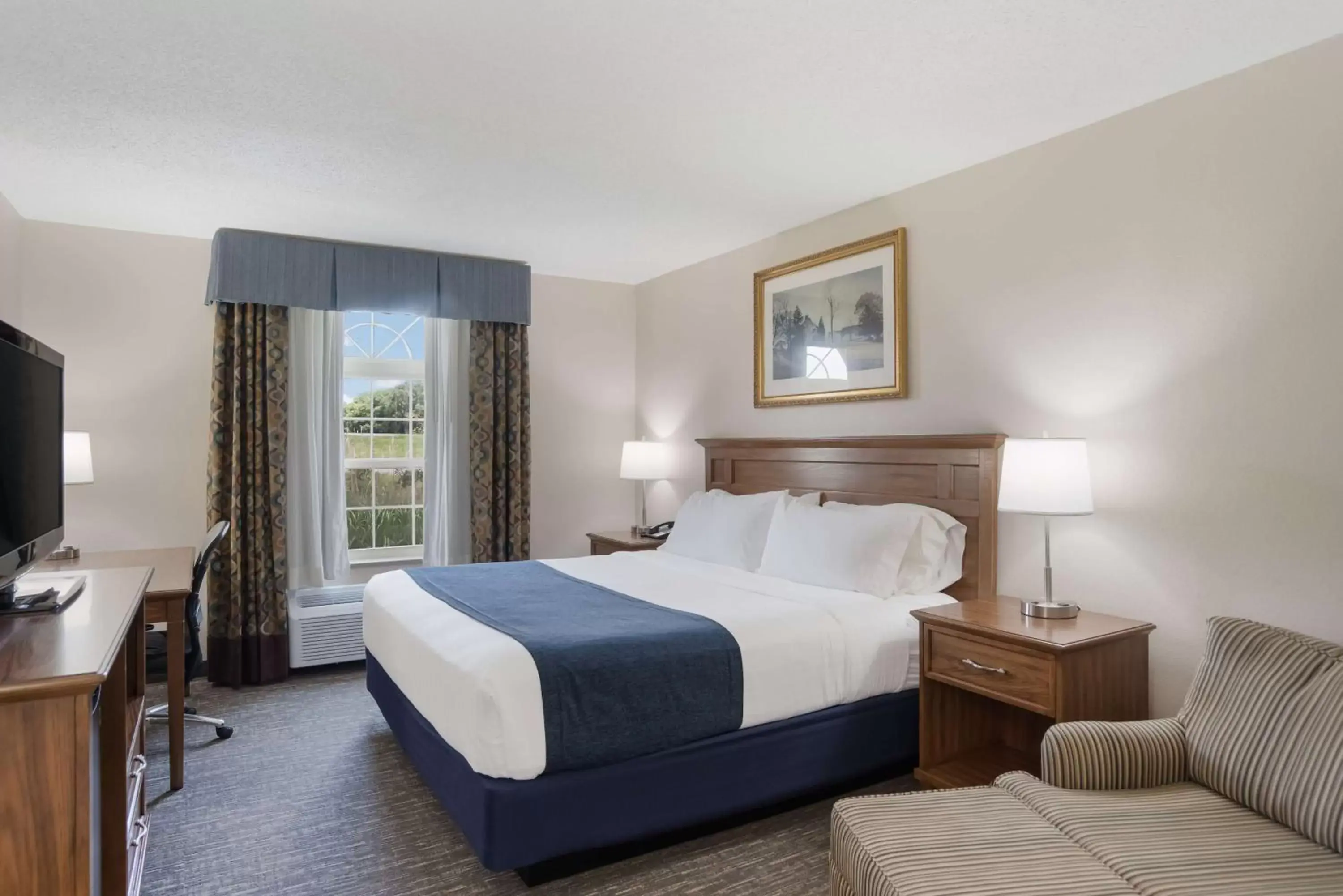 Bedroom, Bed in SureStay Plus Hotel by Best Western Elizabethtown Hershey