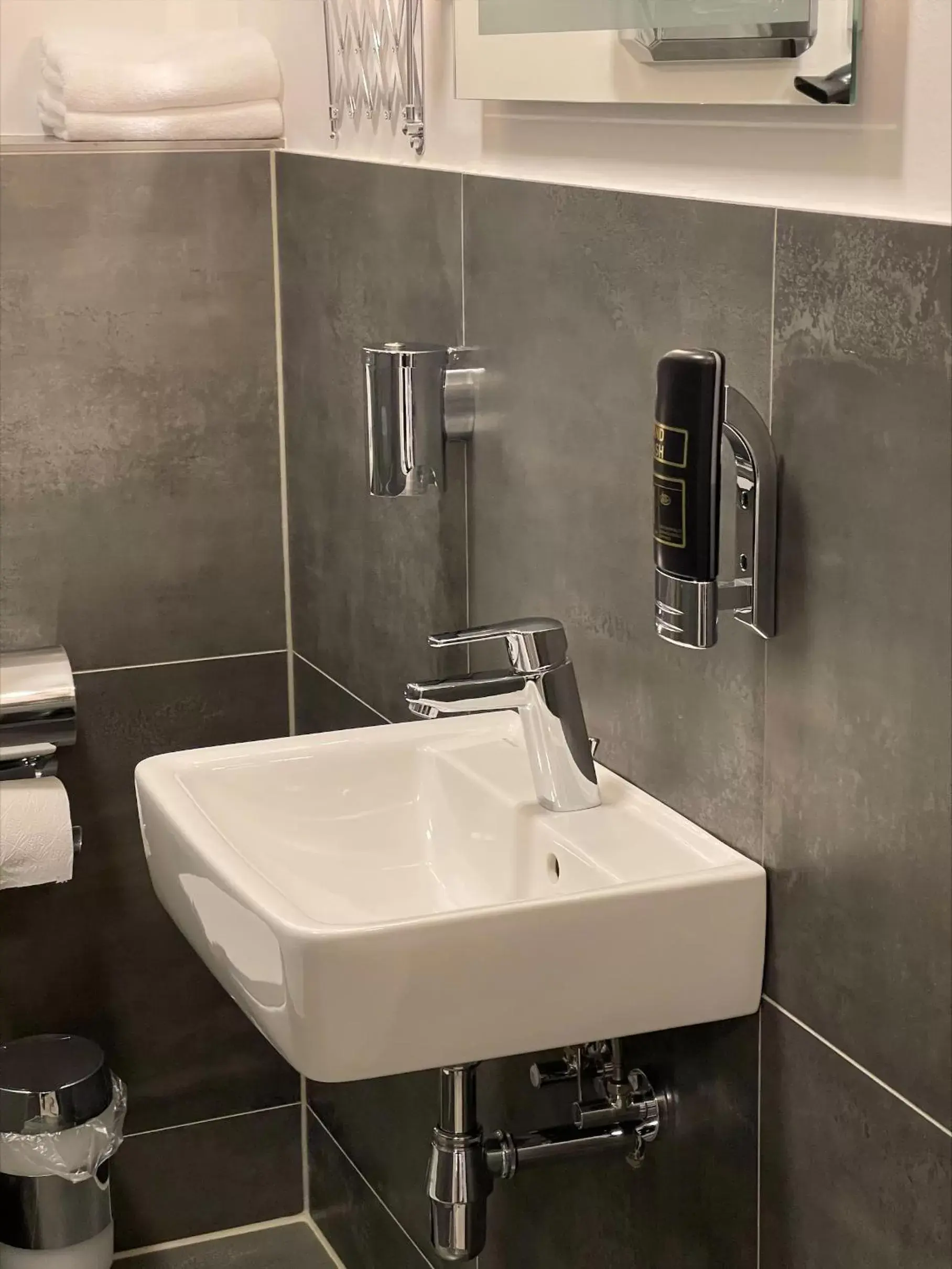 Bathroom in Hotel Mintarder Wasserbahnhof