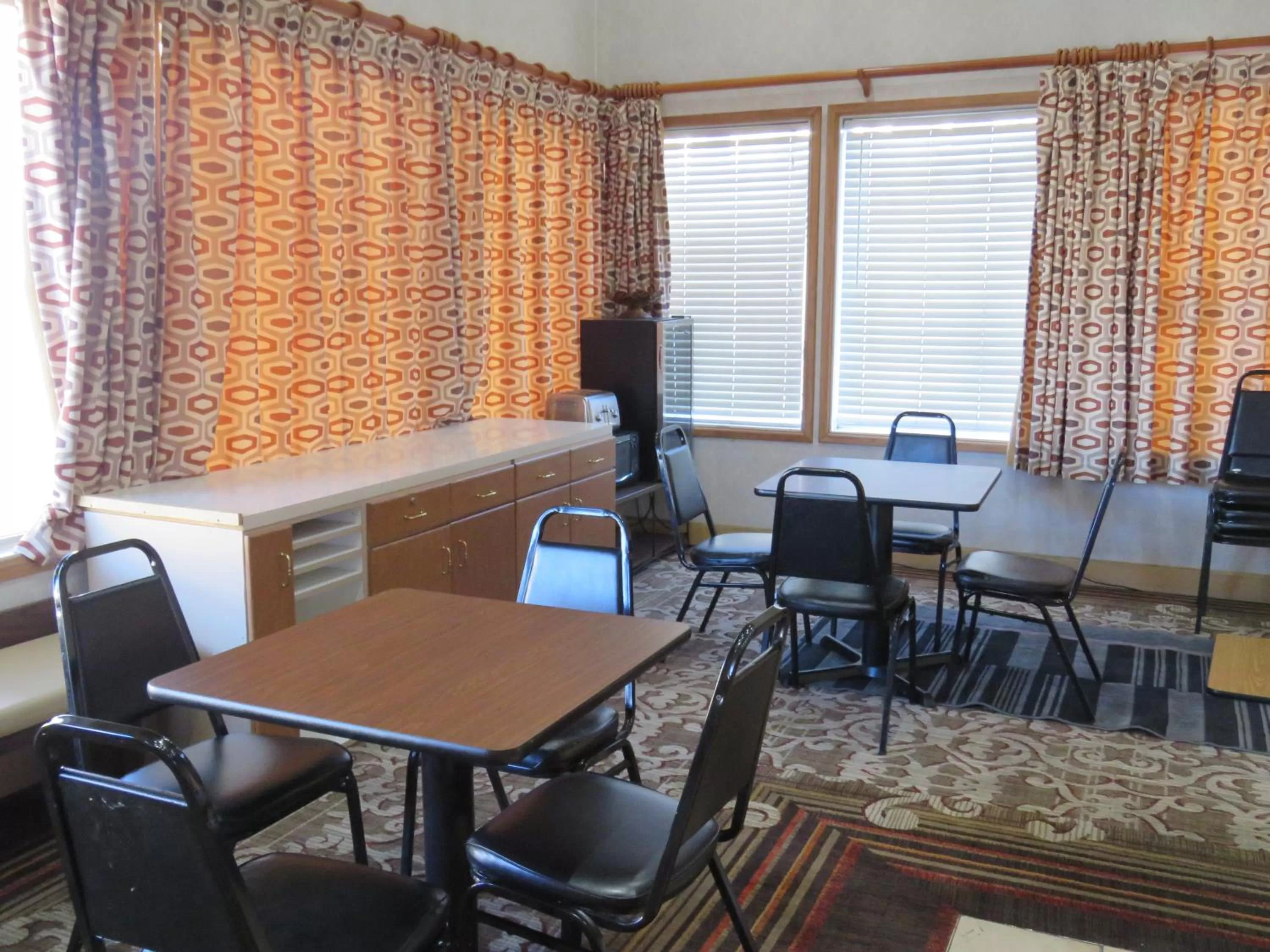 Breakfast in Thunderbird Motel