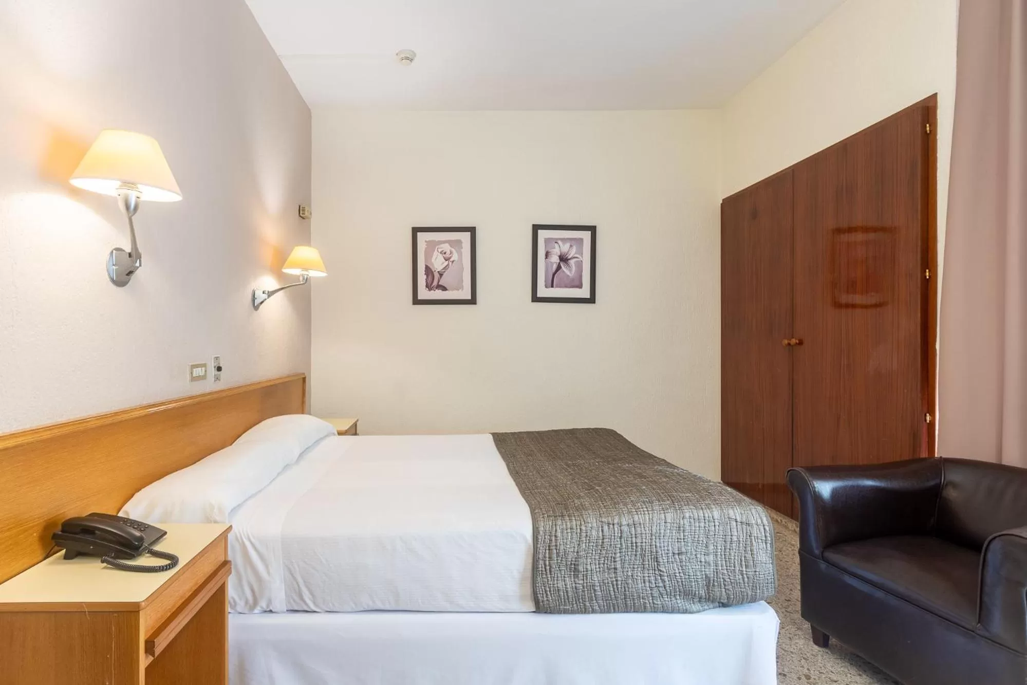 Bedroom, Bed in Hotel Leuka