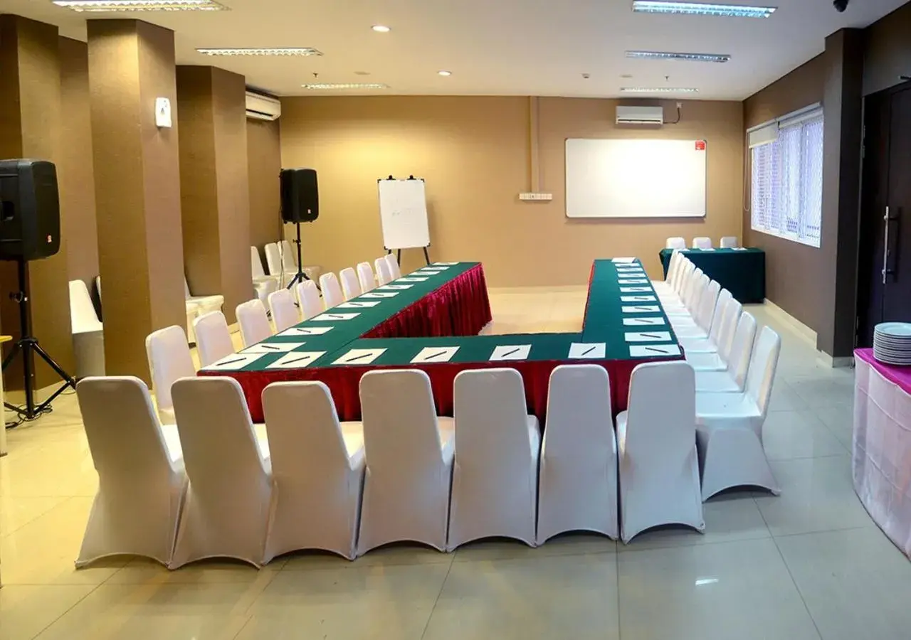 Meeting/conference room in Nite & Day Jakarta - Bandengan