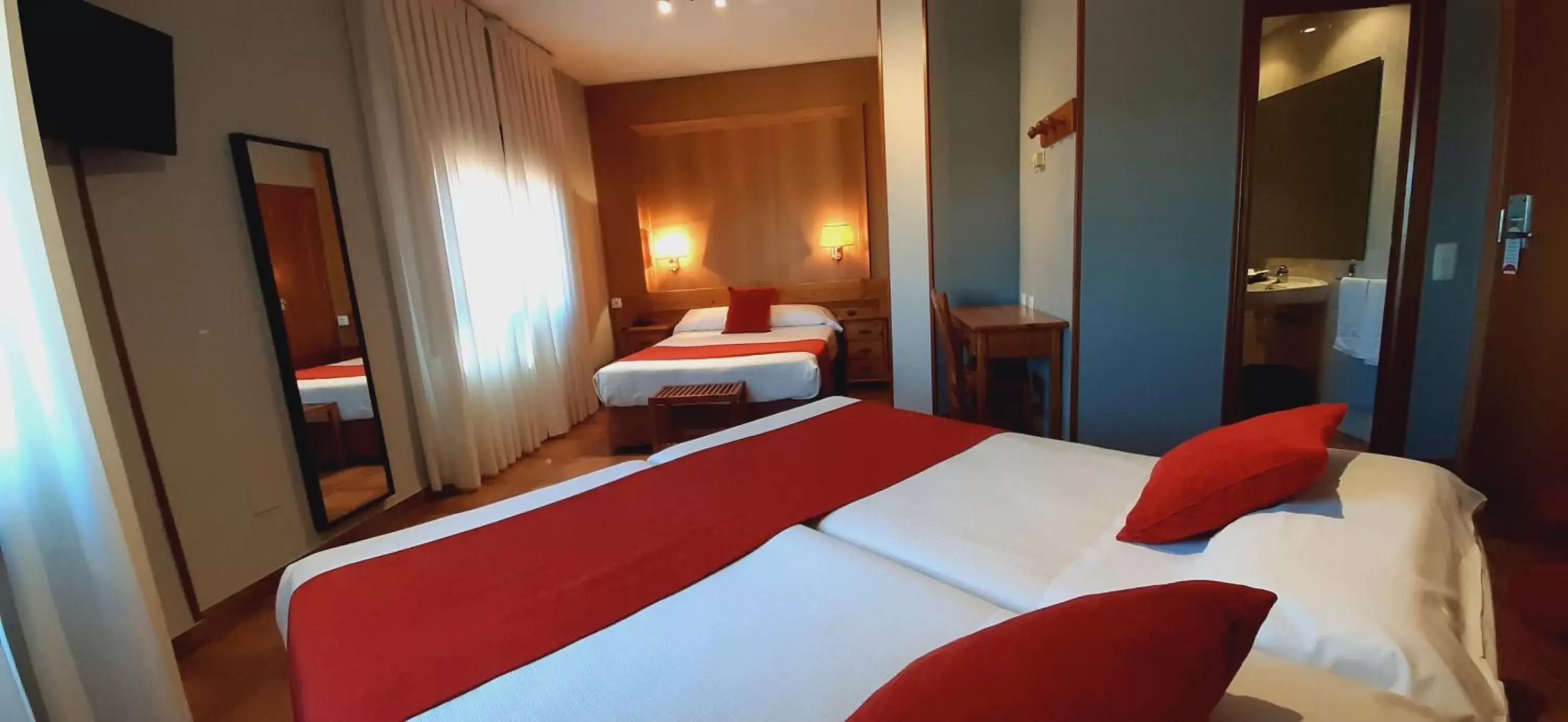 Text overlay, Bed in Hotel Real De Toledo