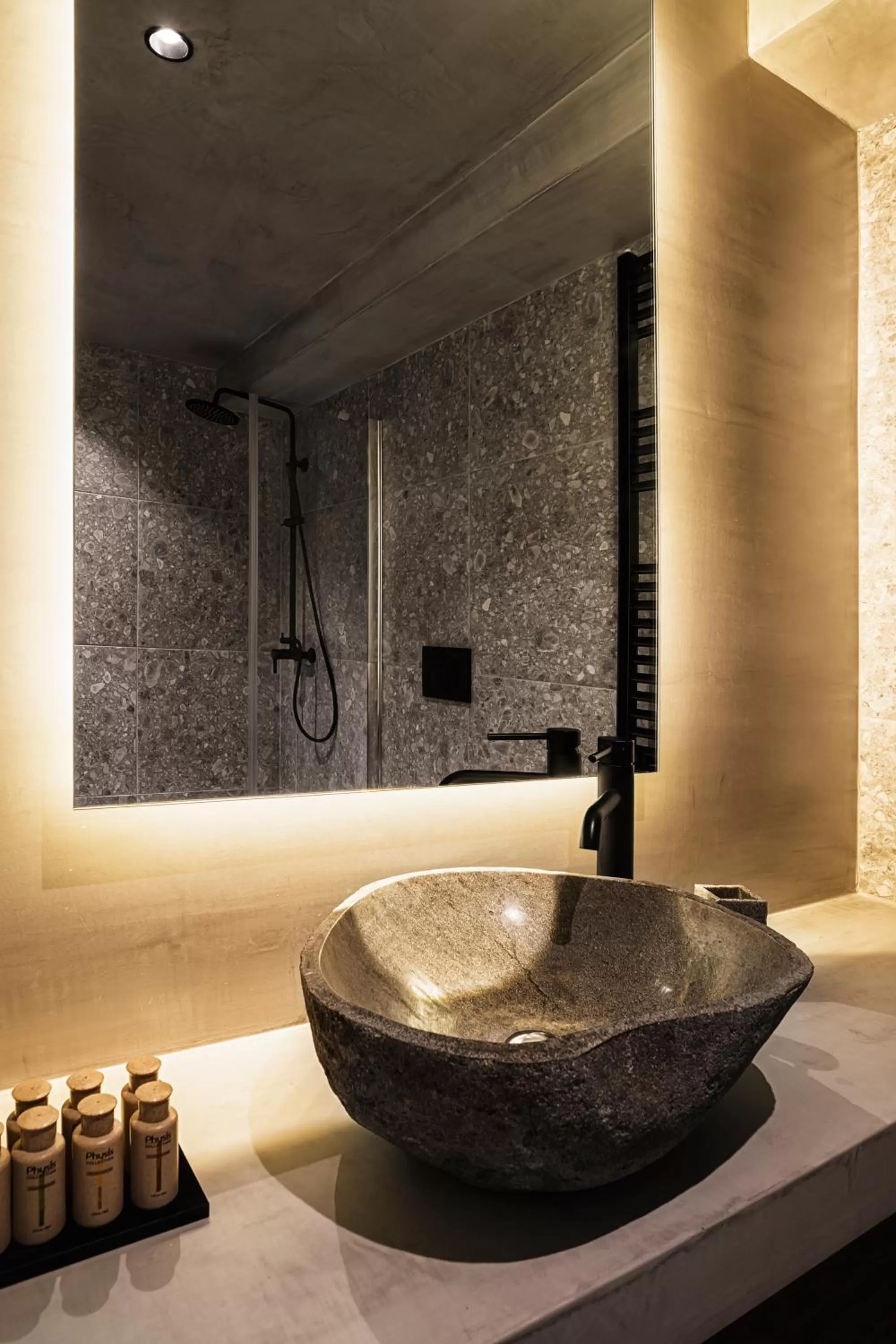 Bathroom in Bob W Athens Akadimia