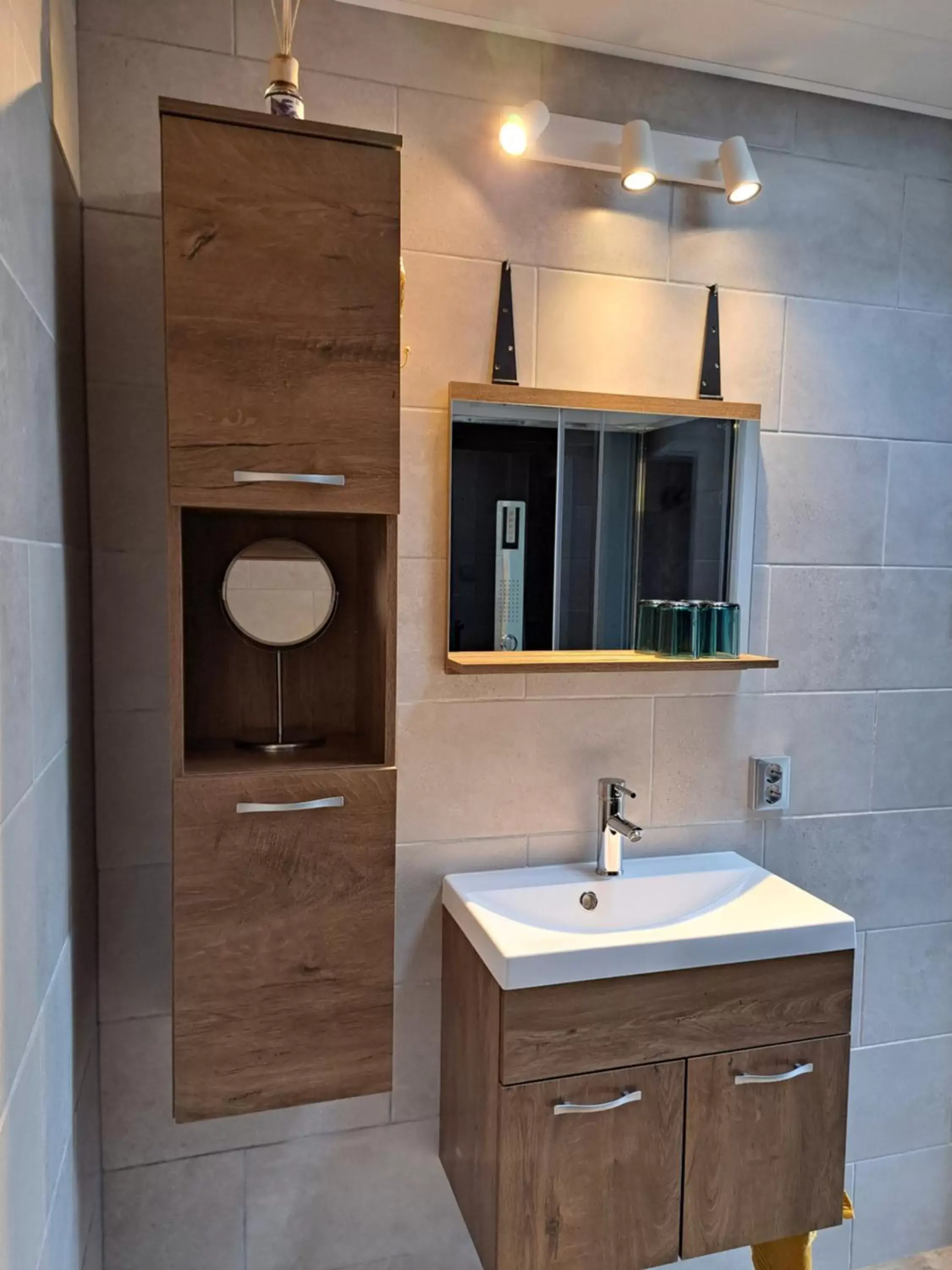 Bathroom in bnbheerhugowaard wooden