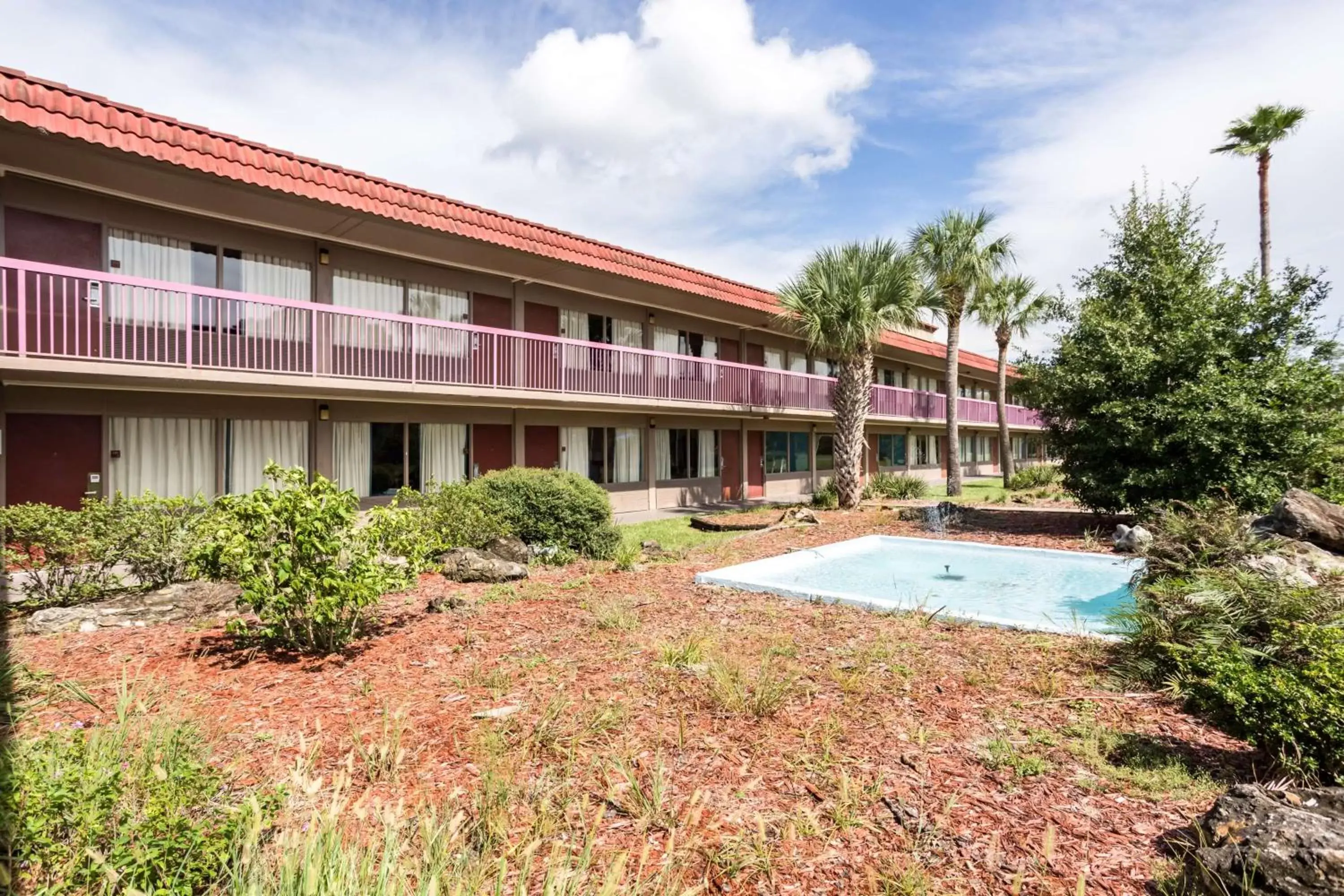 Property building, Garden in Motel 6-Spring Hill, FL - Weeki Wachee