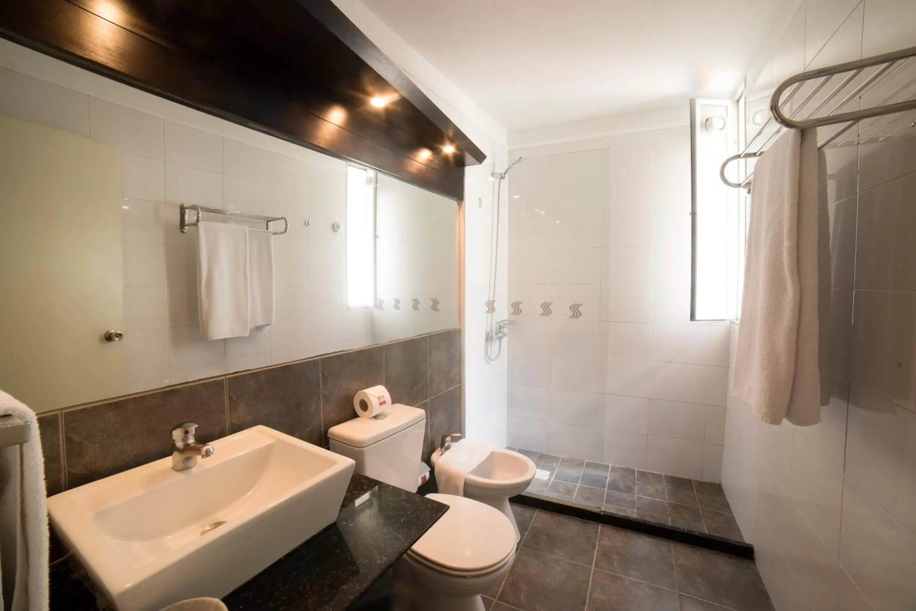 Shower, Bathroom in 27 Suites Hotel