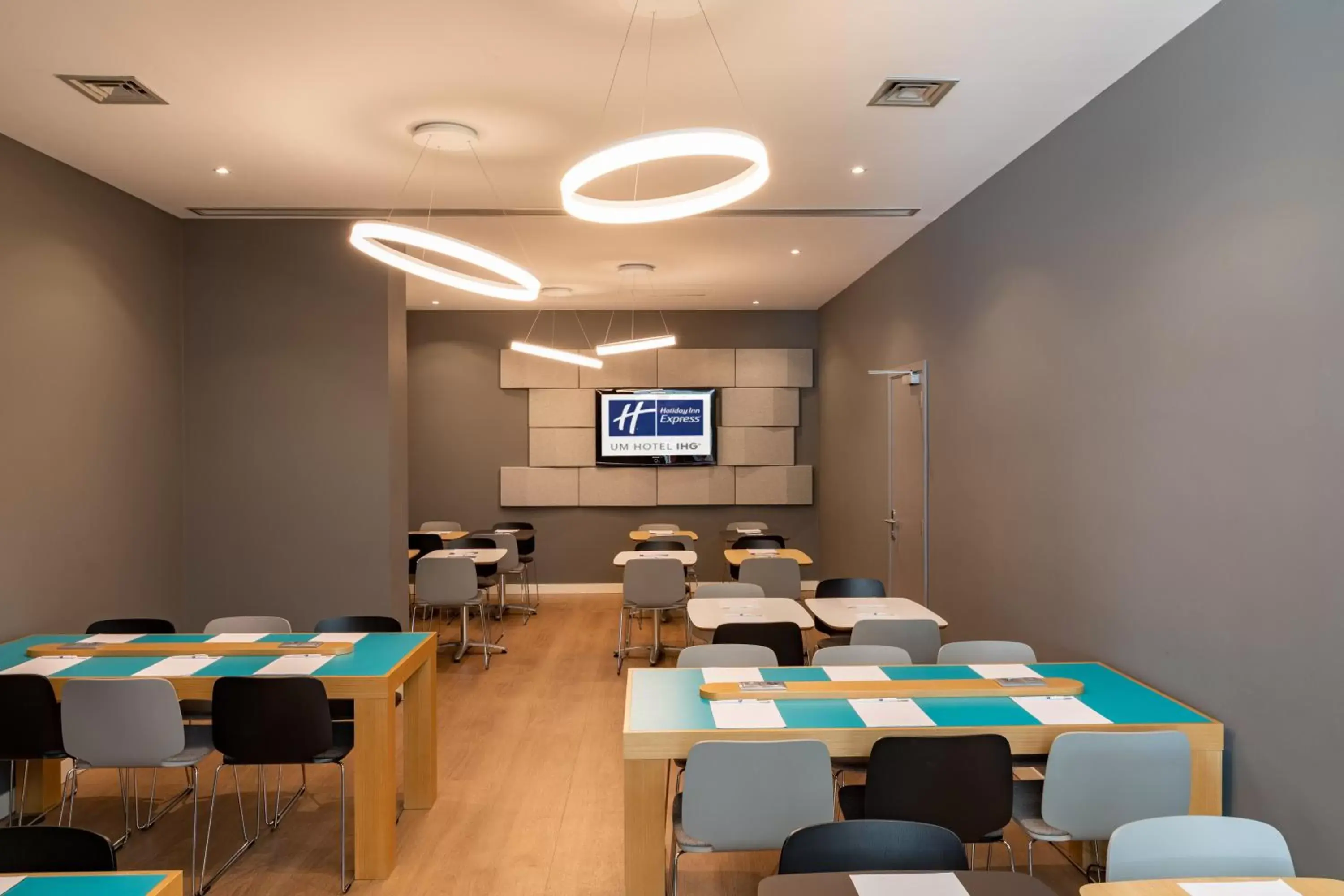 Meeting/conference room in Holiday Inn Express Porto Exponor, an IHG Hotel
