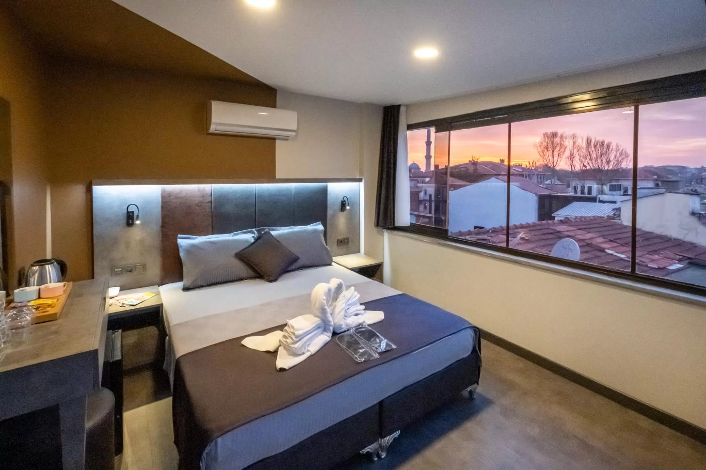 Bed in The Queen Hotel