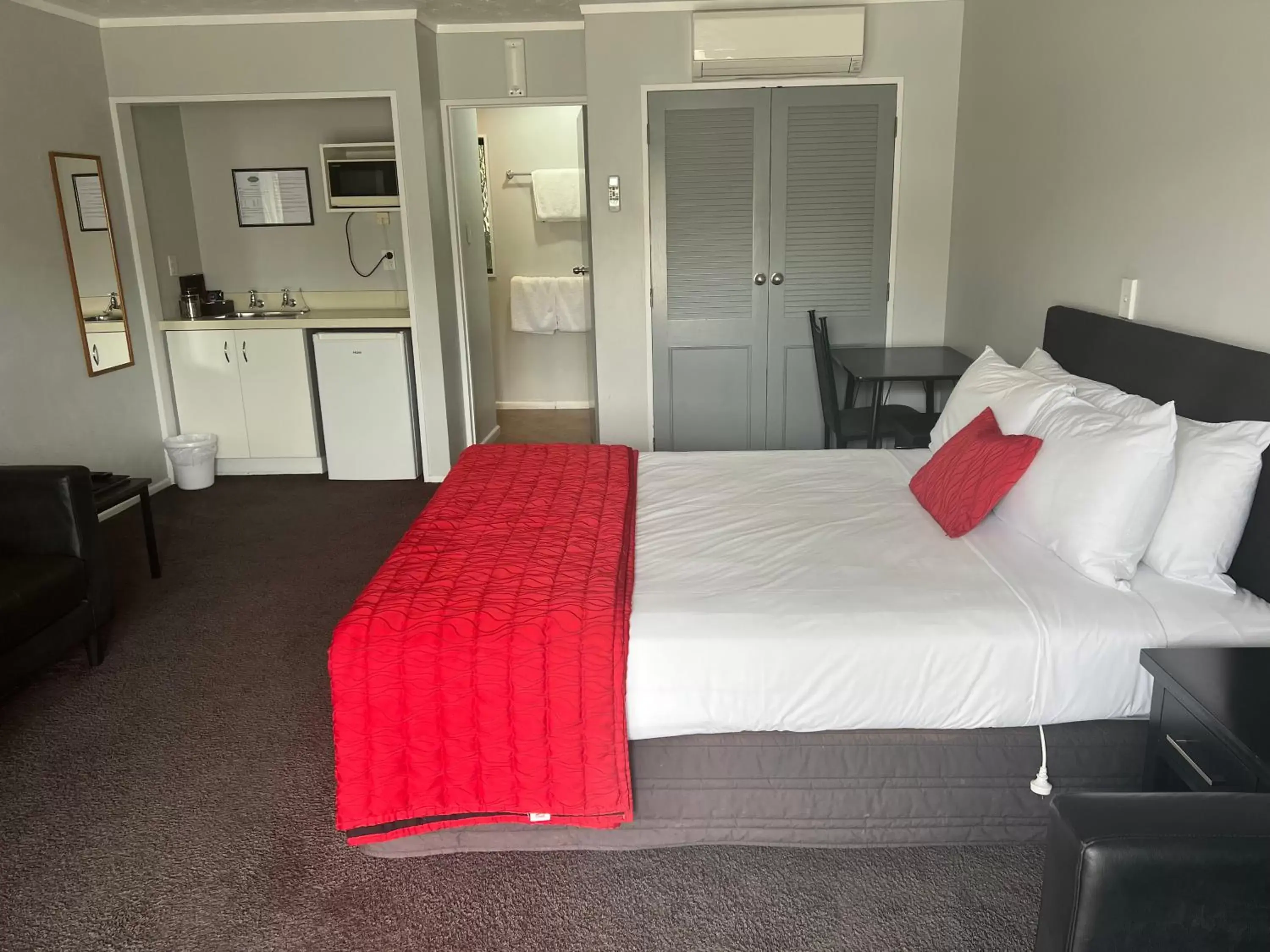 Photo of the whole room, Bed in Avenue Motel Palmerston North