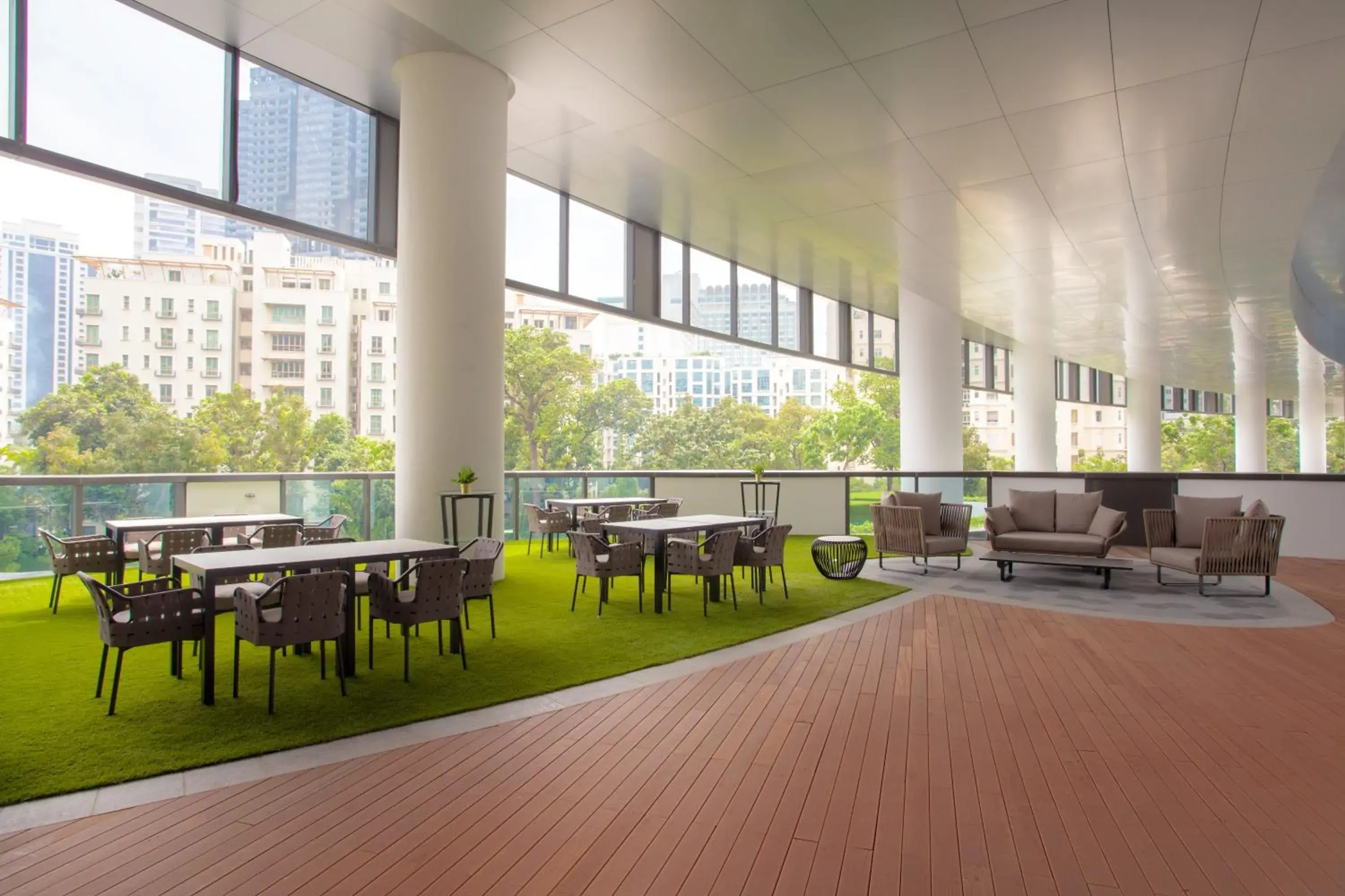 Balcony/Terrace, Restaurant/Places to Eat in Novotel Singapore On Stevens