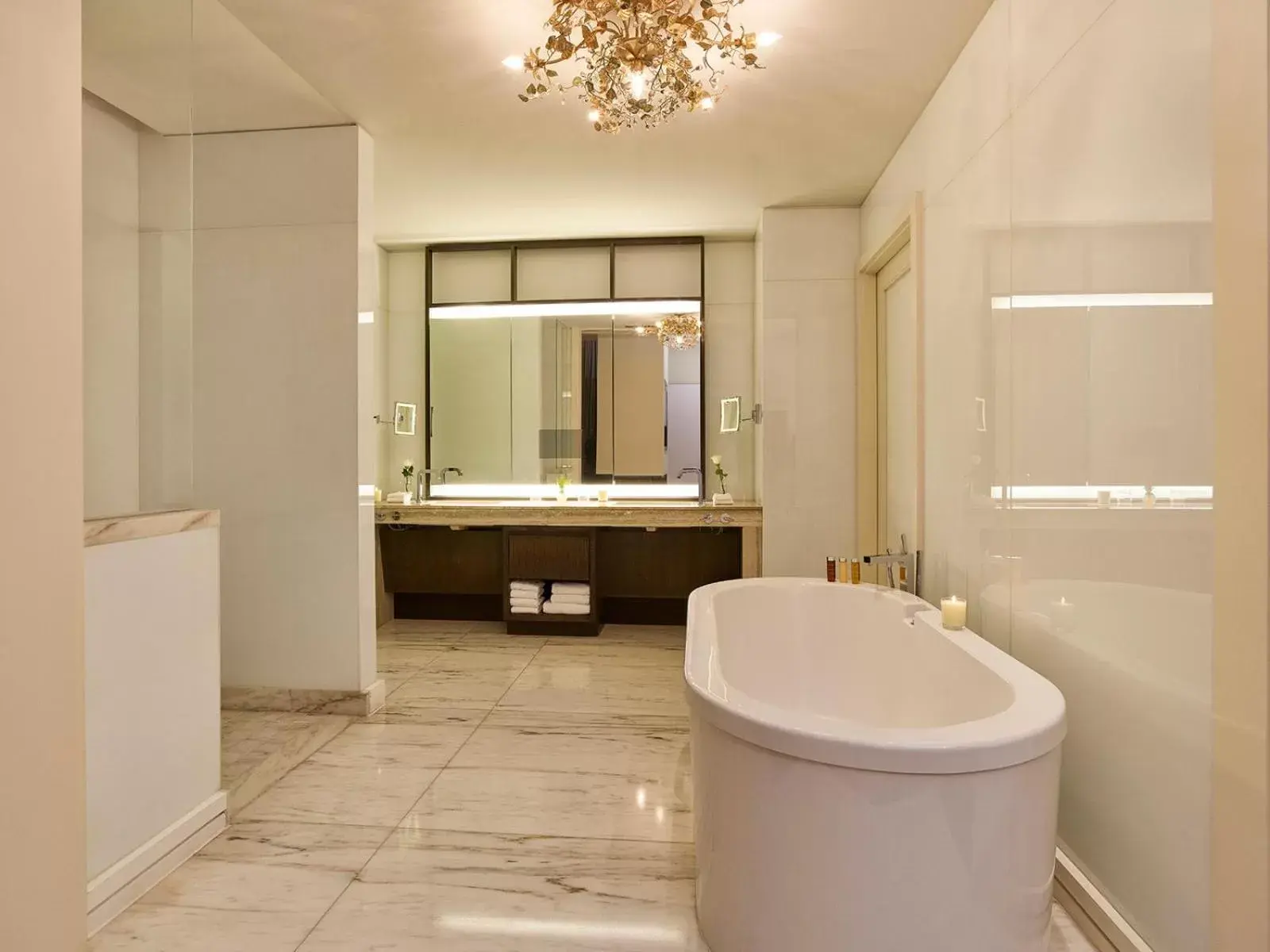 Bathroom in Hotel Bel-Air - Dorchester Collection