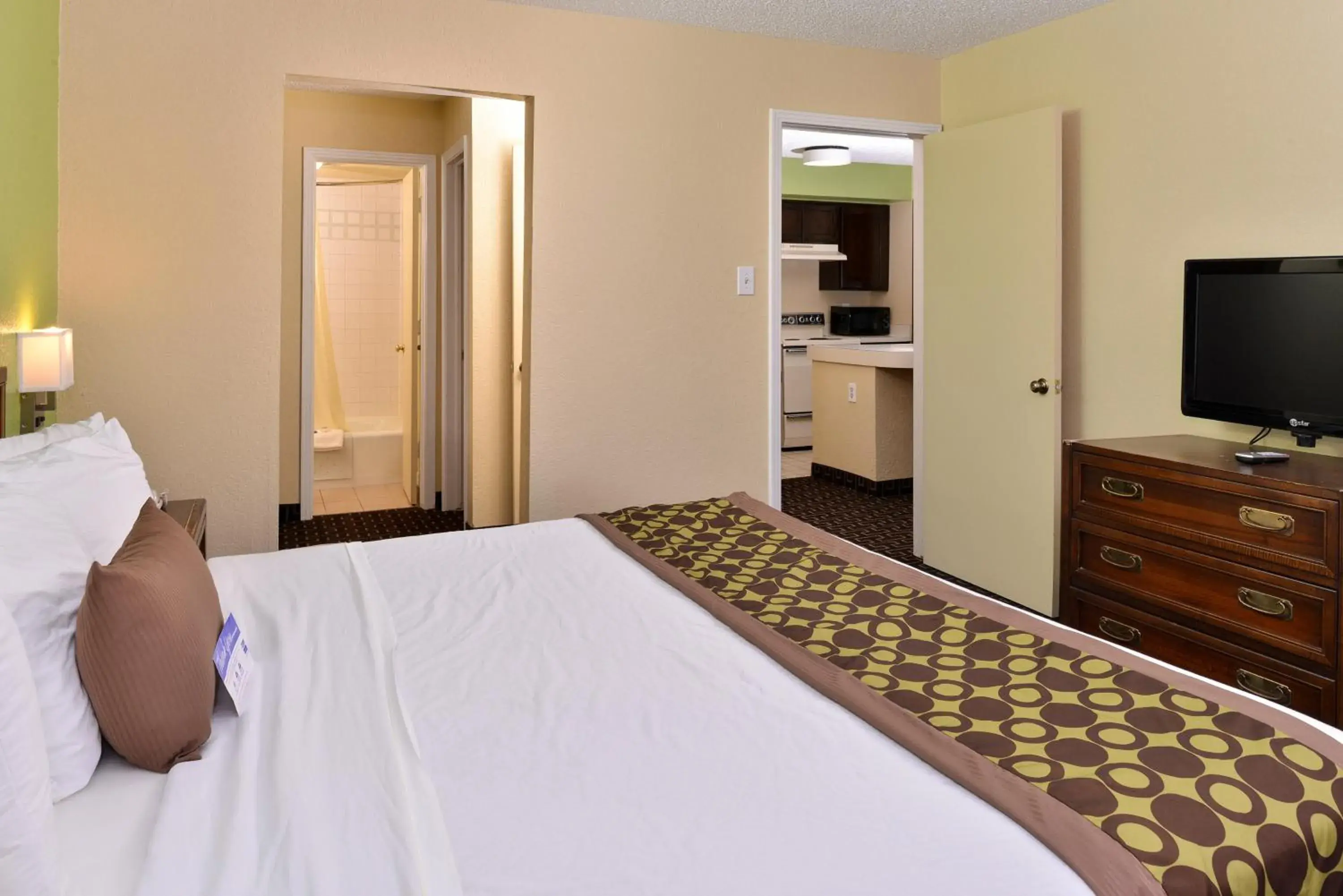 Bedroom, Bed in Americas Best Value Inn & Suites Extended Stay - Tulsa