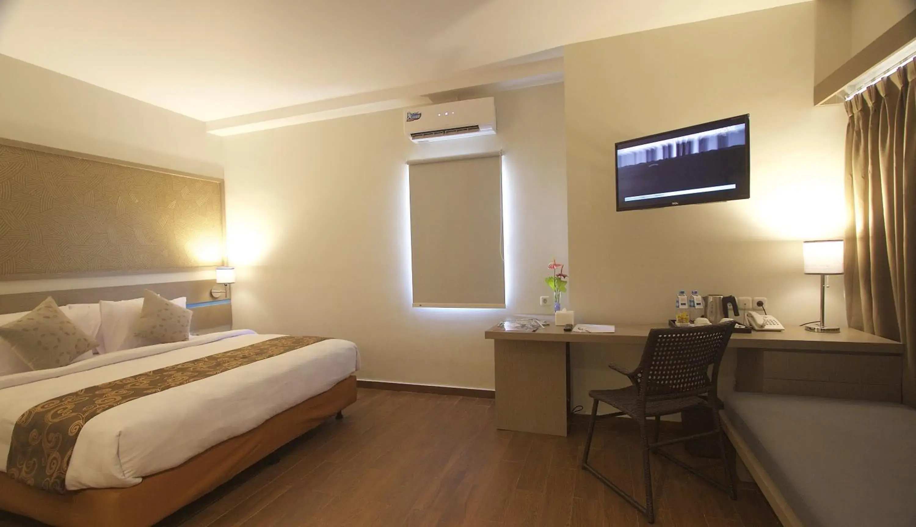Photo of the whole room, Bed in Genio Hotel Manado