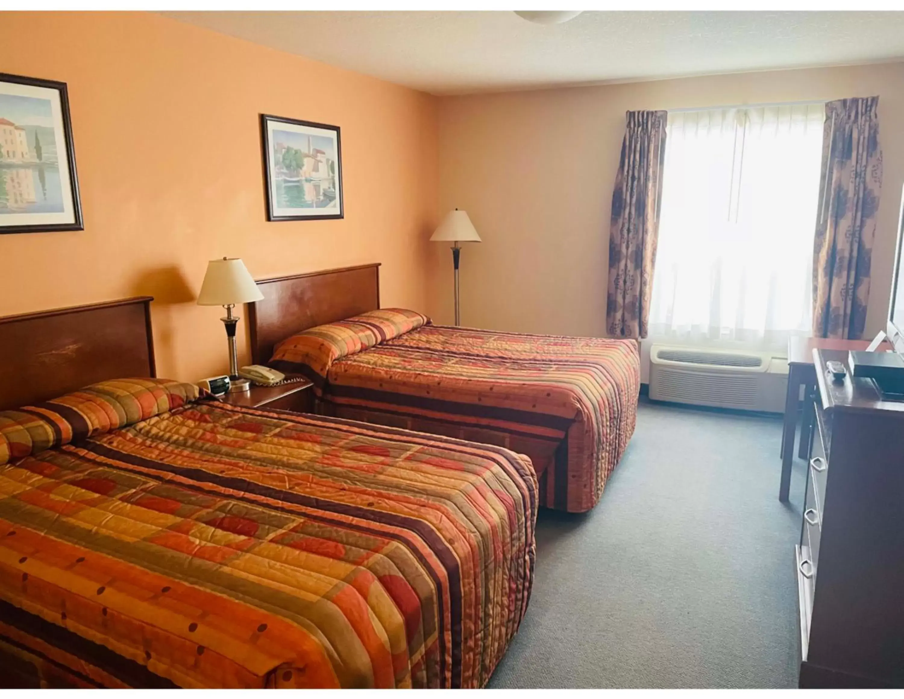 Photo of the whole room, Bed in Aurora Park Inn & Suites