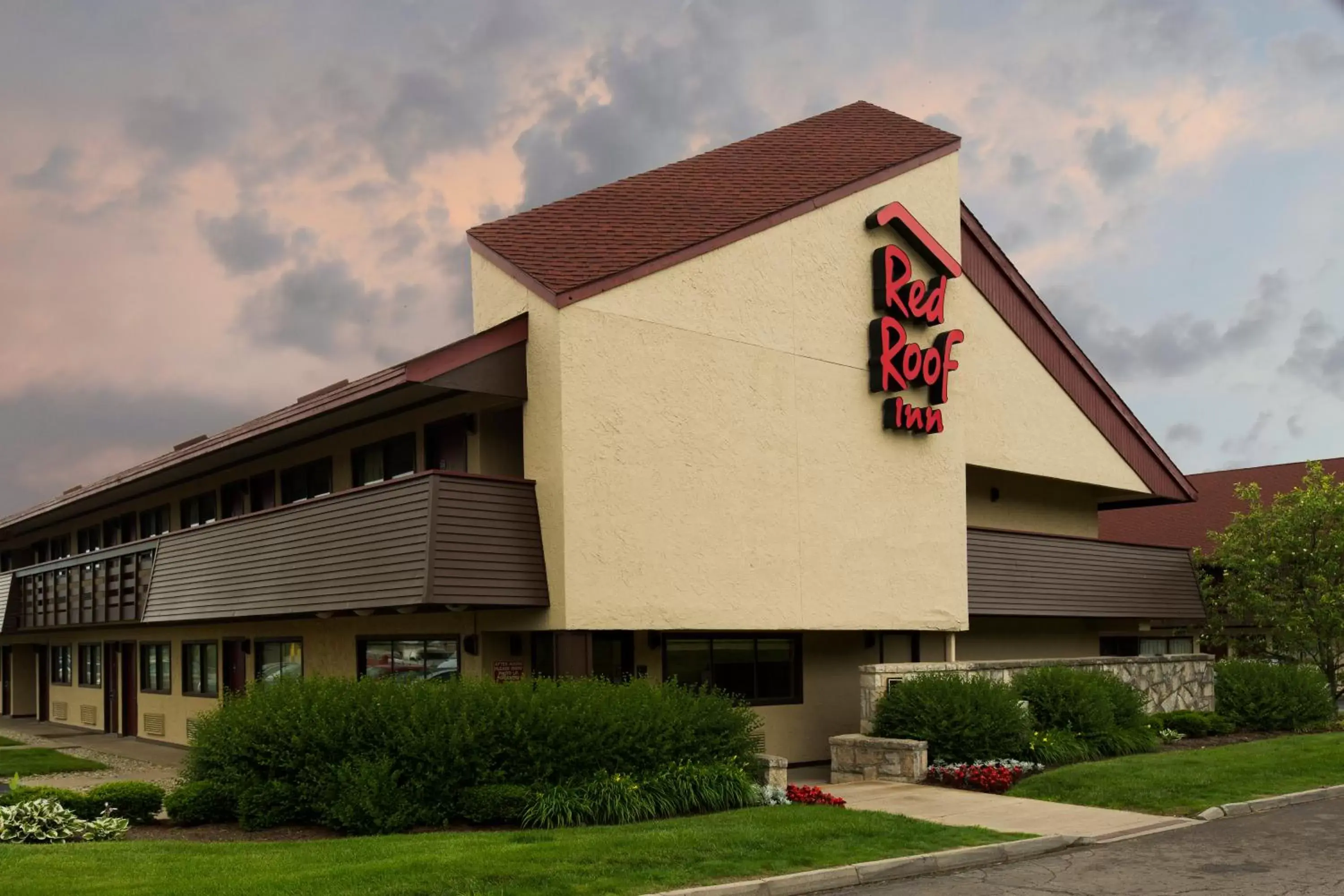 Property building, Garden in Red Roof Inn Dayton North Airport