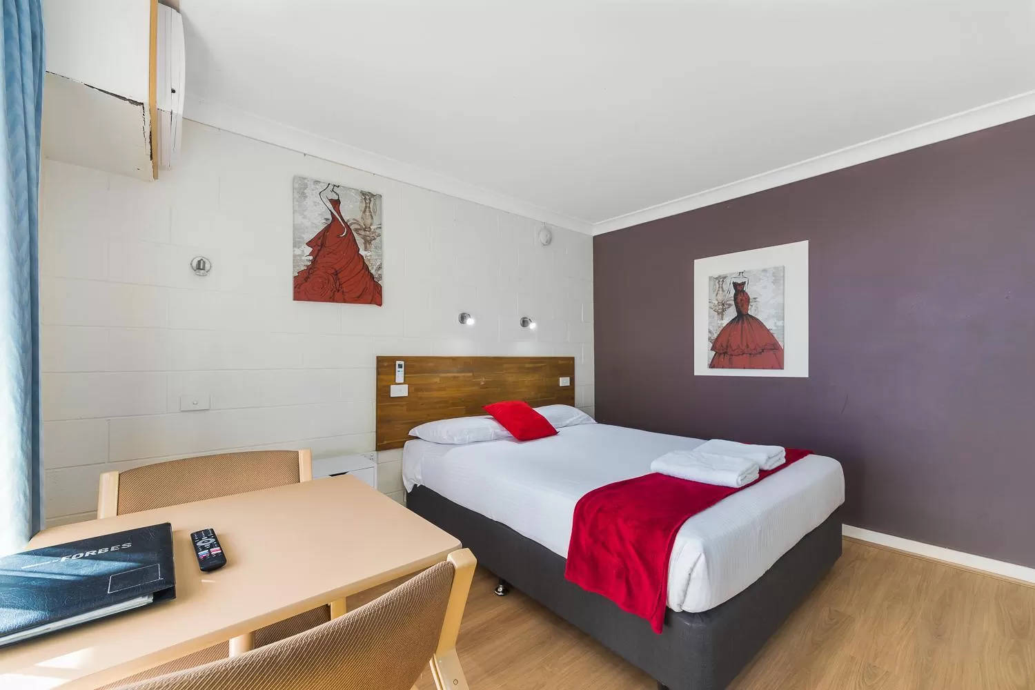 Bed in Plainsman Motel