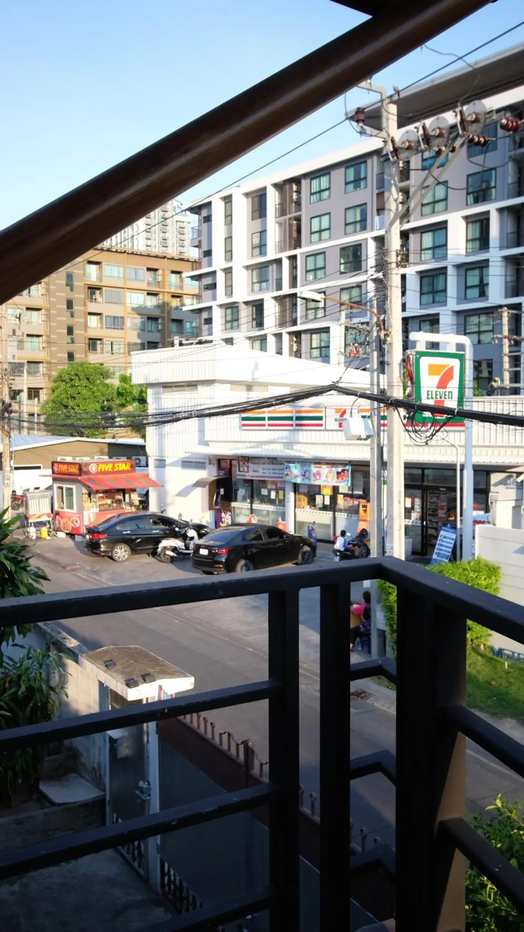 Street view in Resort V MRT Huai Khwang