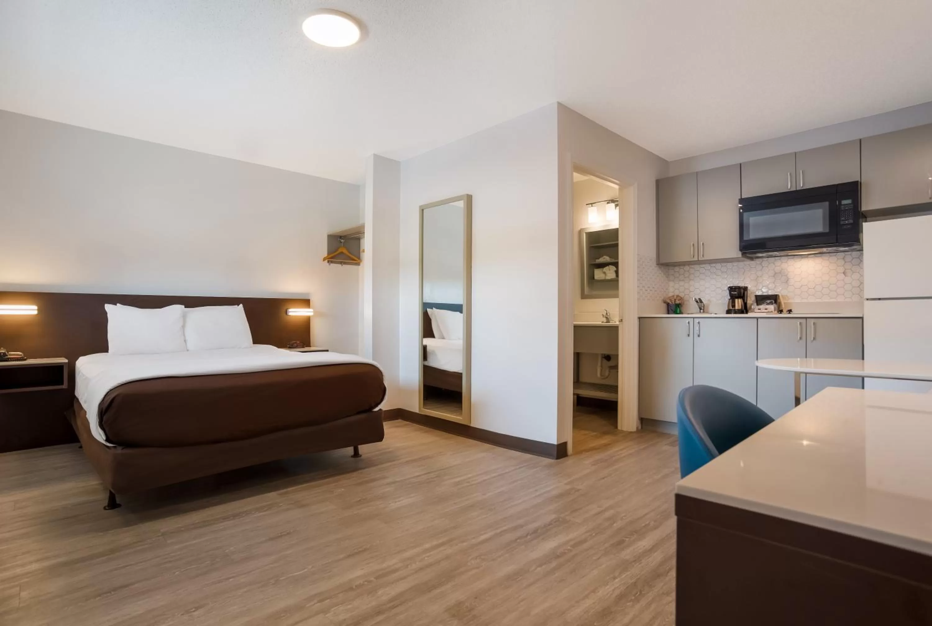 Photo of the whole room, Bed in Suburban Studios Biloxi North Area