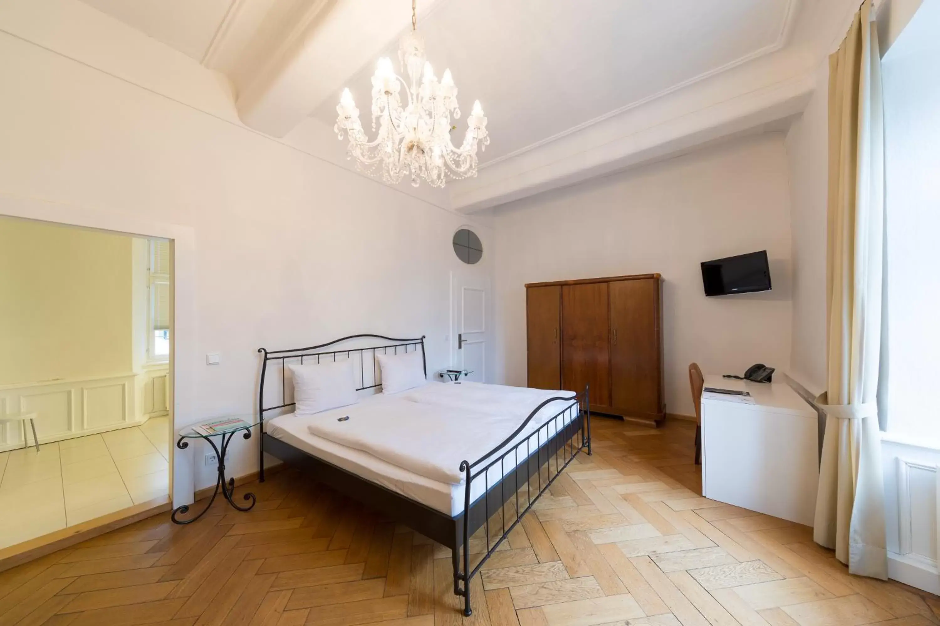 Bedroom, Bed in Schlossparkhotel Mariakirchen