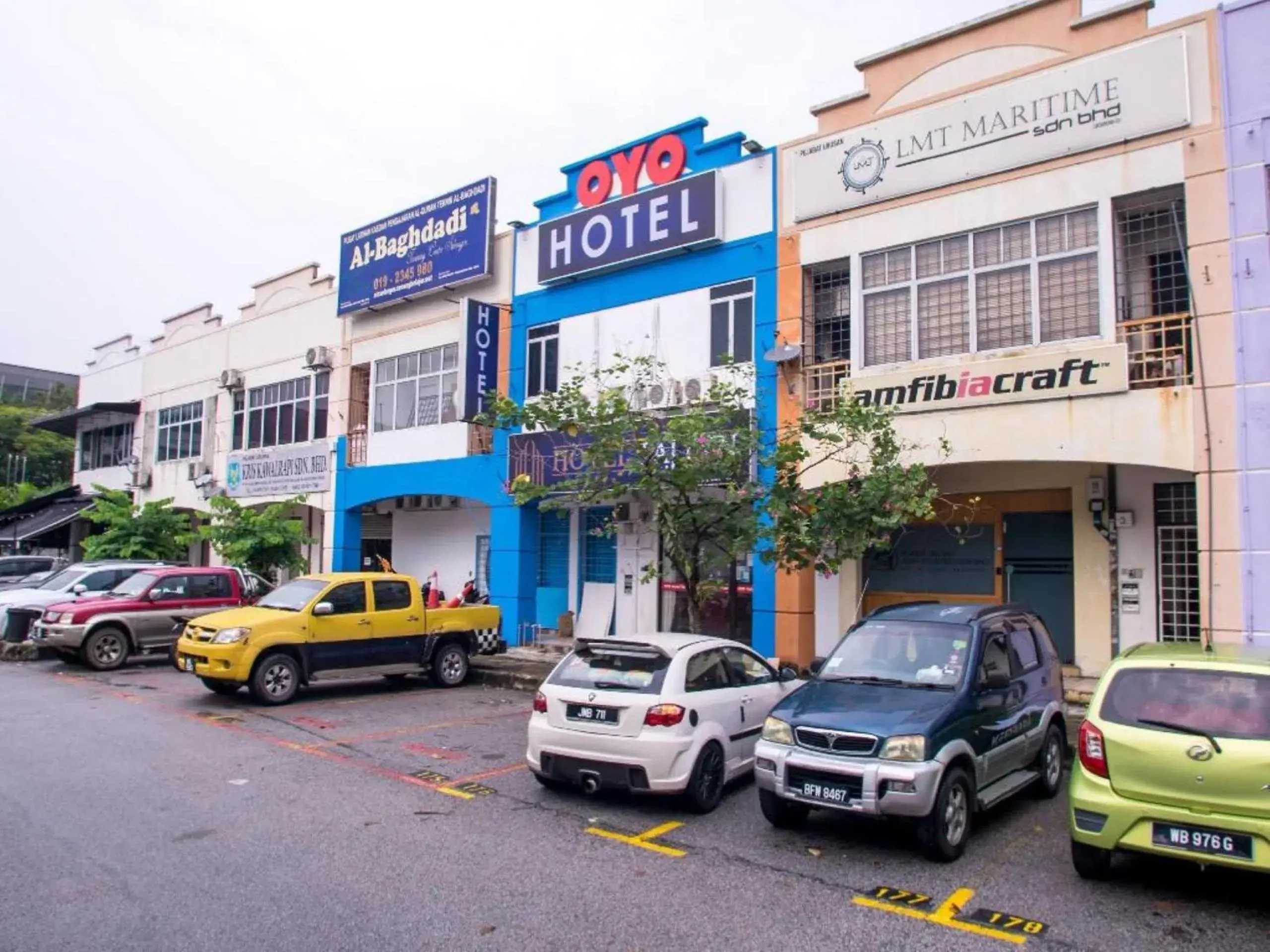 Facade/entrance in OYO 90281 Hotel Taj seksyen 13