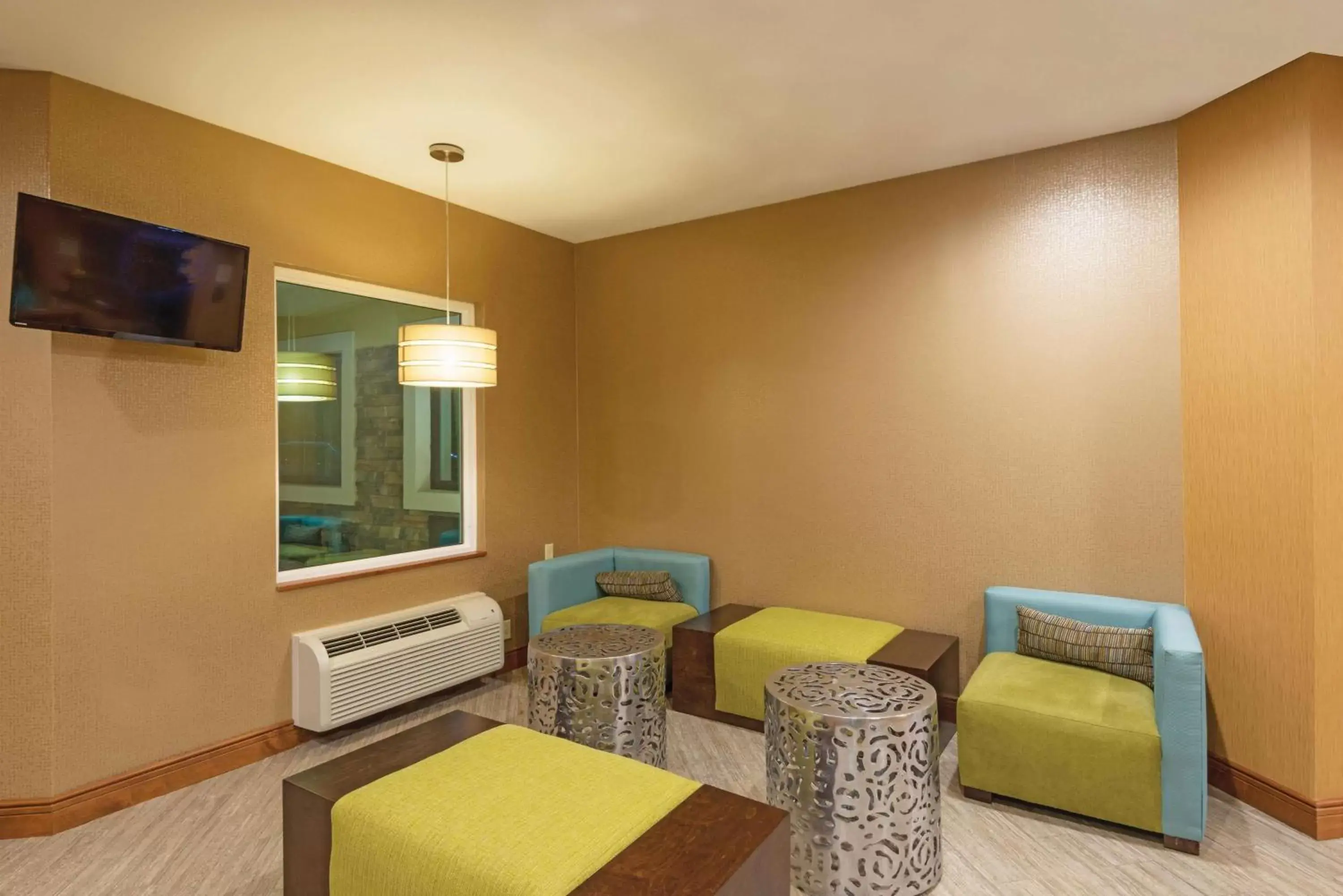 Lobby or reception, Seating Area in La Quinta Inn by Wyndham Buffalo Airport