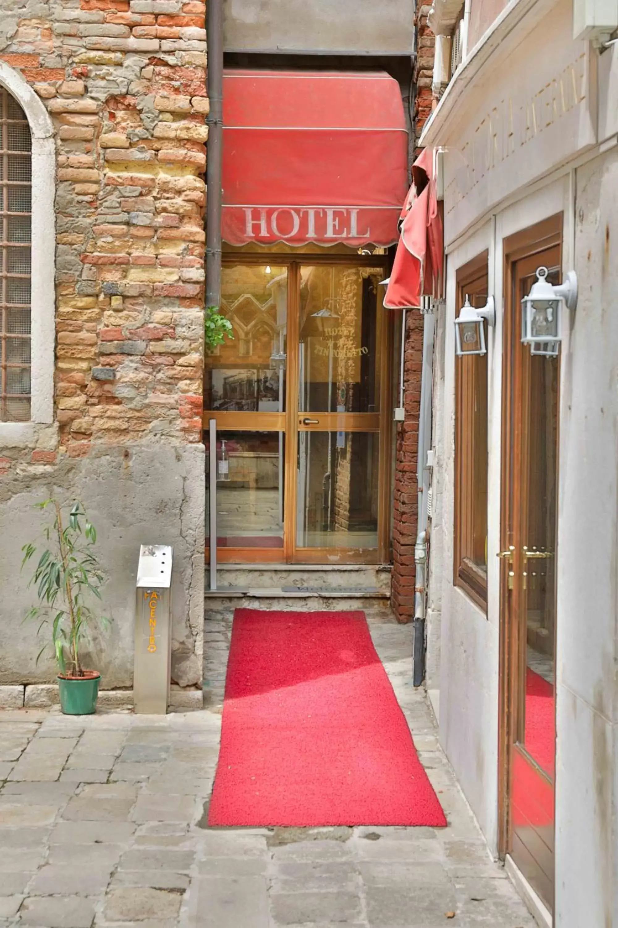 Facade/entrance in Hotel Tintoretto