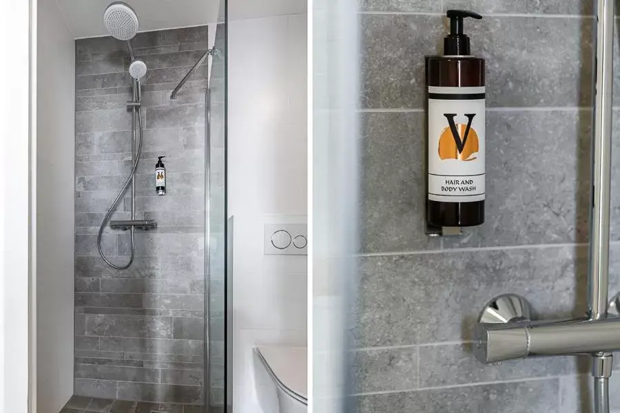 Shower, Bathroom in Hotel Victoria