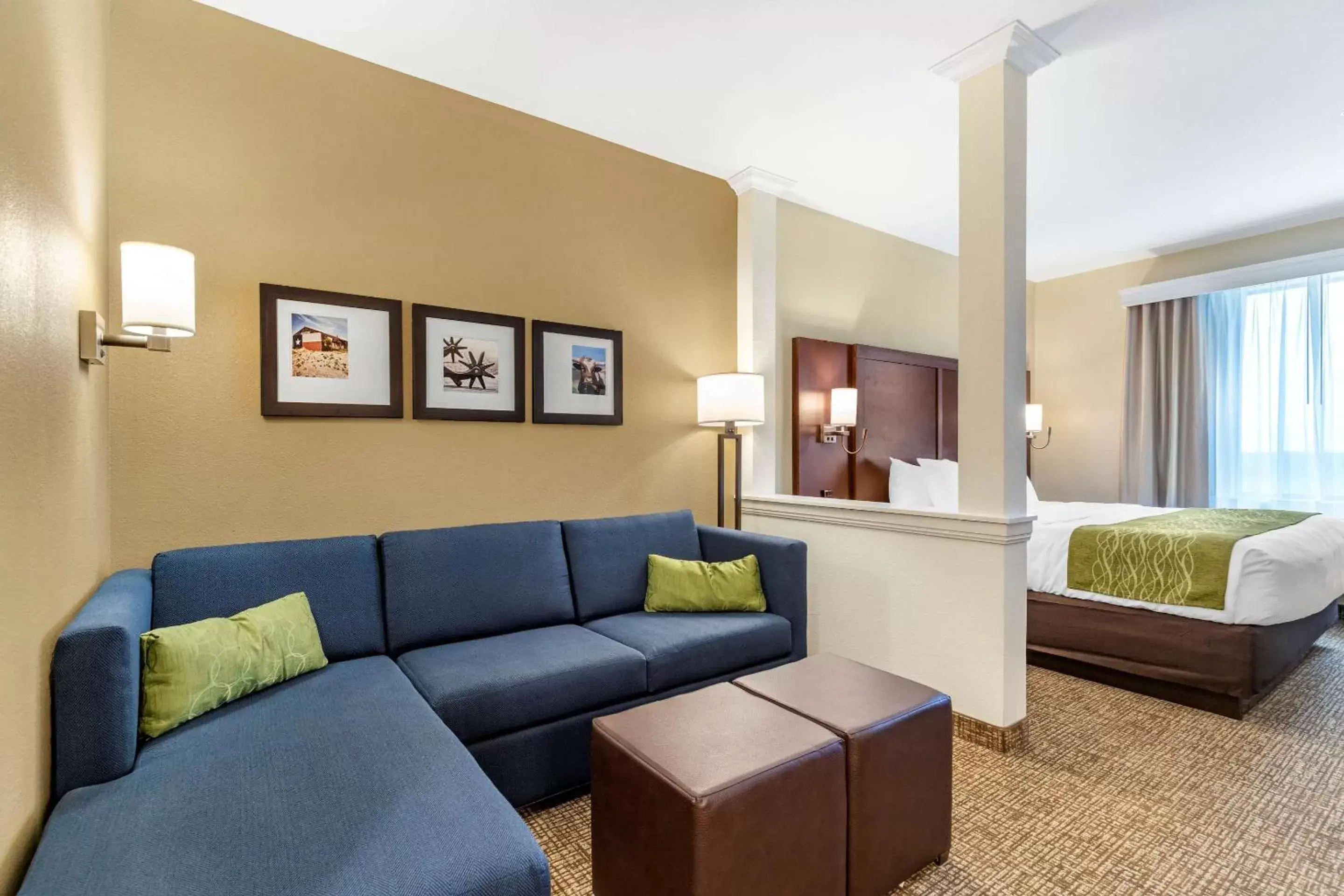 Photo of the whole room, Seating Area in Comfort Suites San Antonio Ft. Sam Houston/SAMMC Area