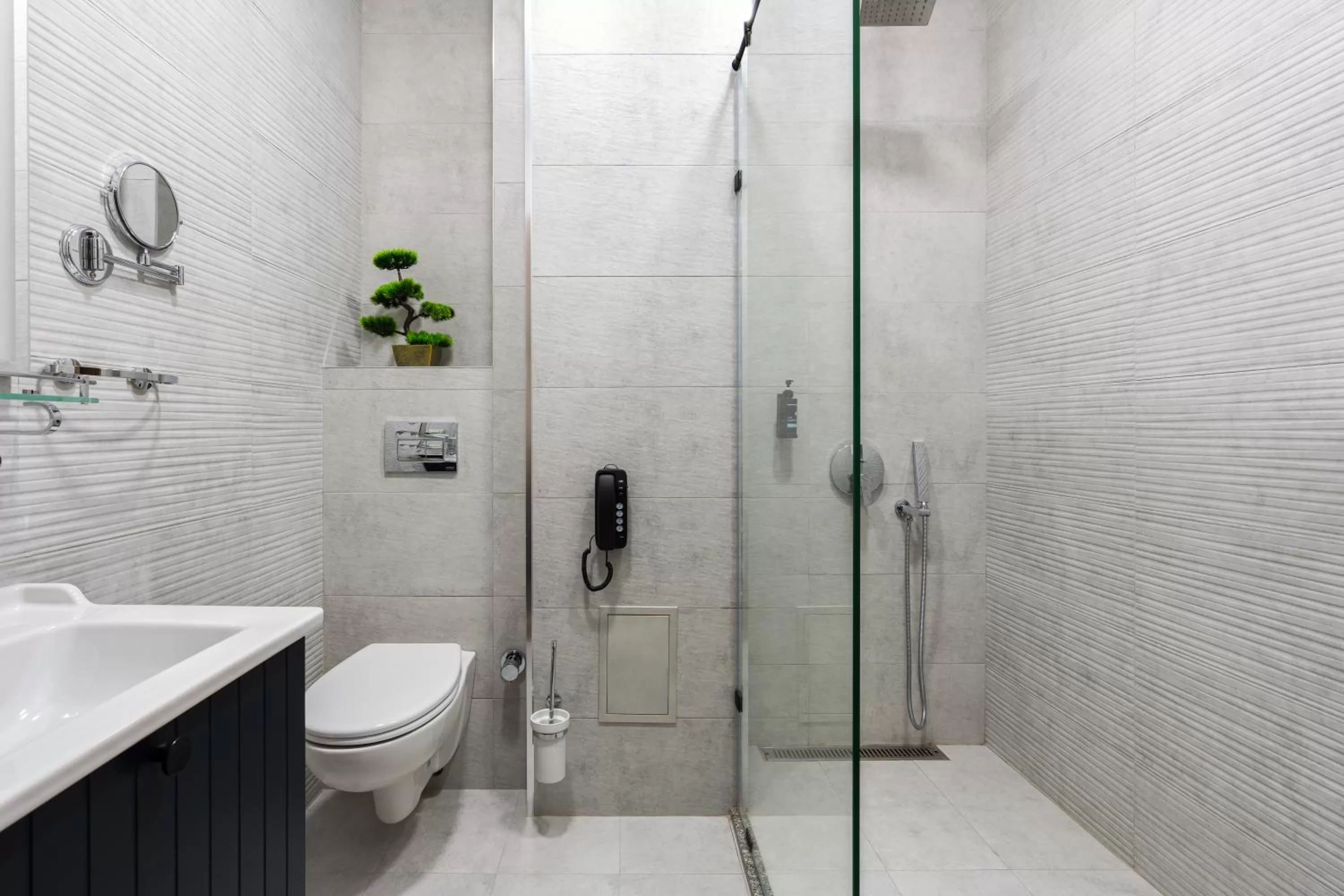 Shower in Shamsan Airport Hotel