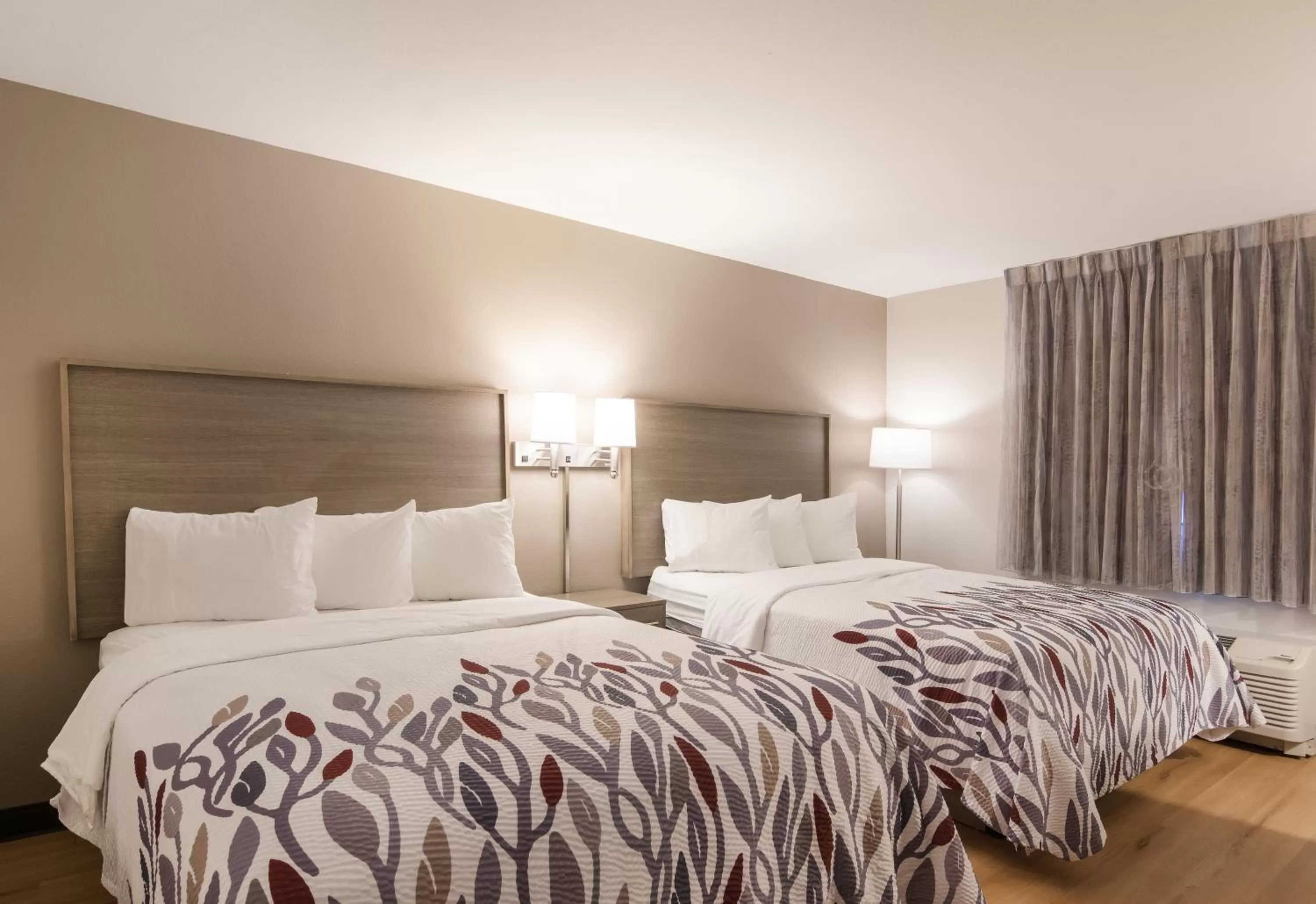 Photo of the whole room, Bed in Red Roof Inn Chester