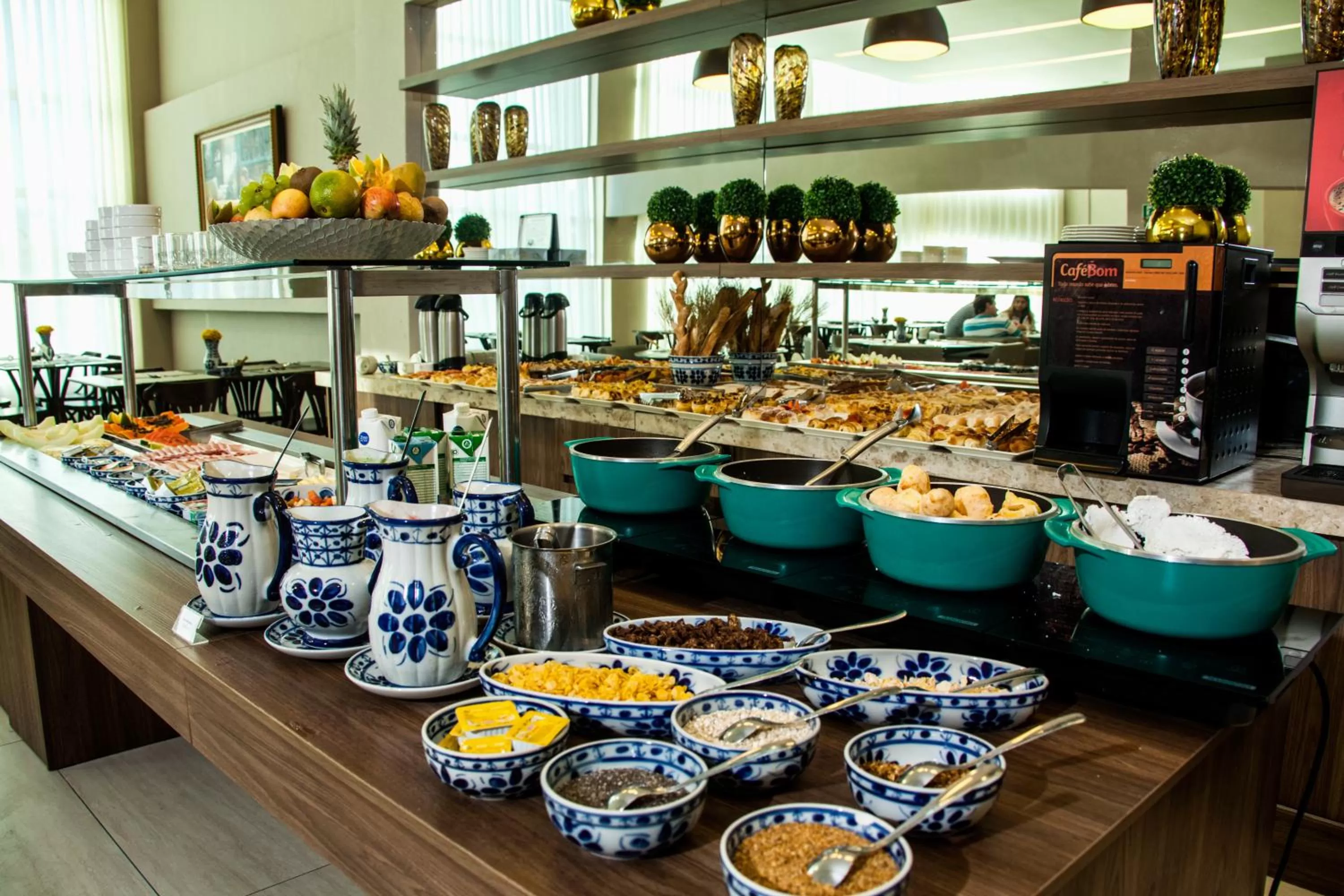 Restaurant/places to eat in BH Raja Hotel